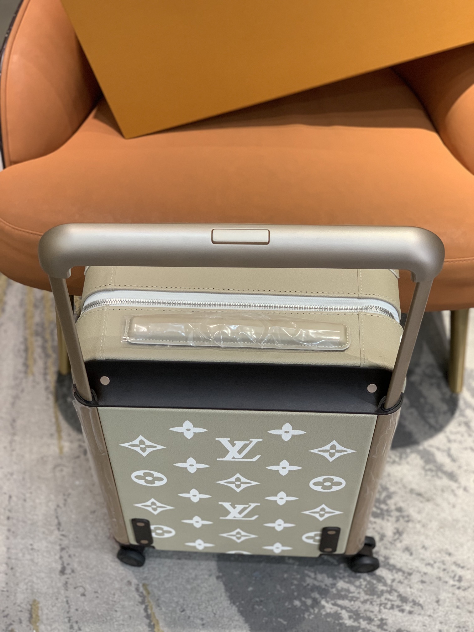 [TOP] Louis Vuitton LV Rolling Luggage Horizon 38.0 x 55.0 x 21.0 cm - 2 Colours