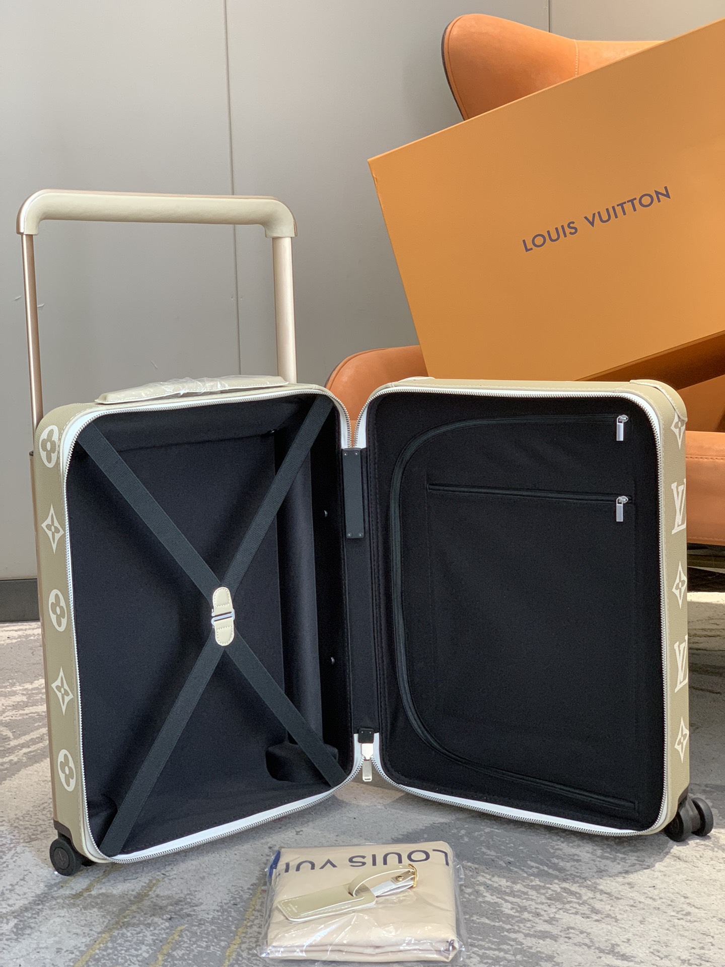 [TOP] Louis Vuitton LV Rolling Luggage Horizon 38.0 x 55.0 x 21.0 cm - 2 Colours
