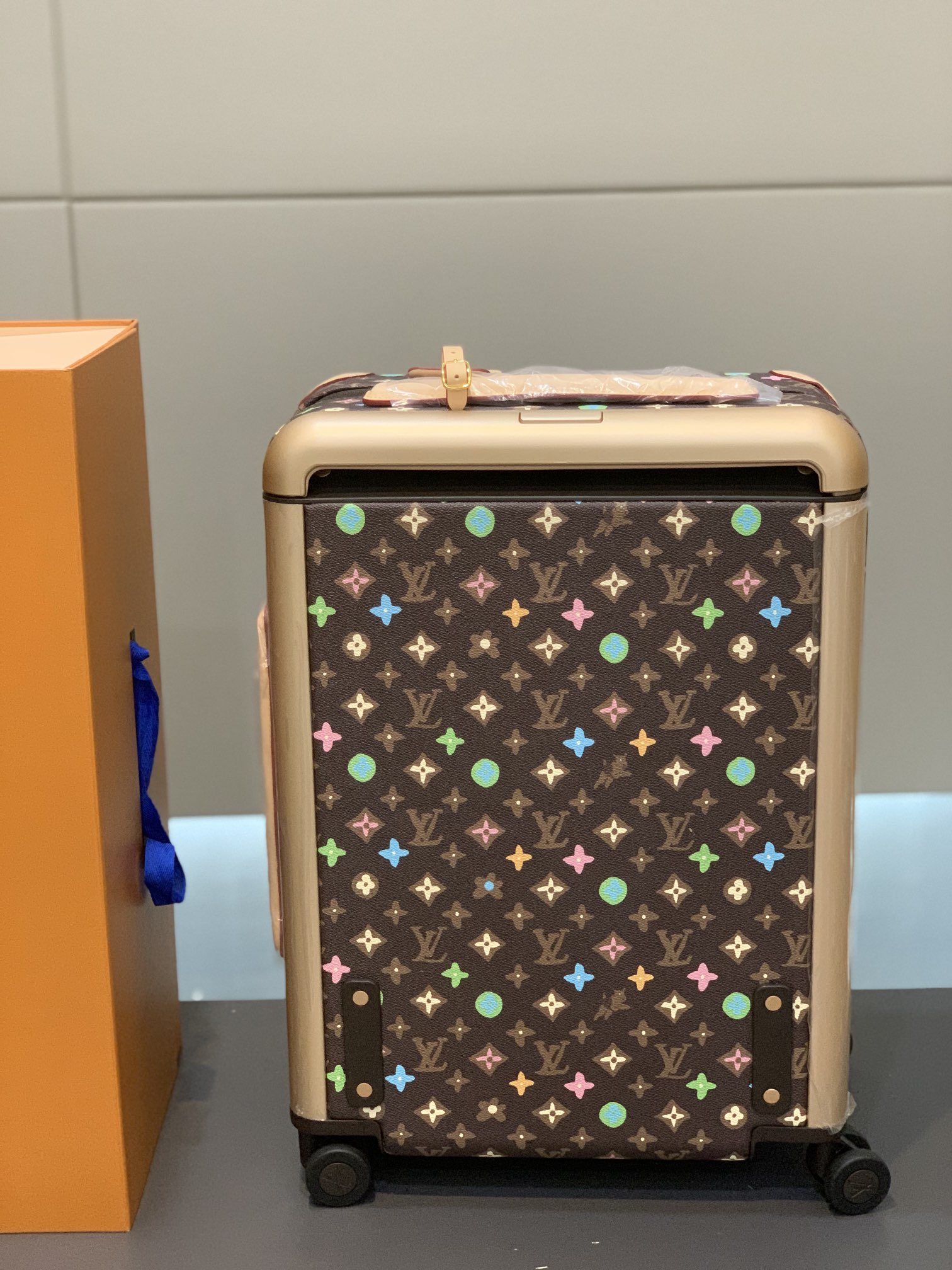 [TOP] Louis Vuitton LV Rolling Luggage Horizon 38.0 x 55.0 x 21.0 cm - 2 Colours