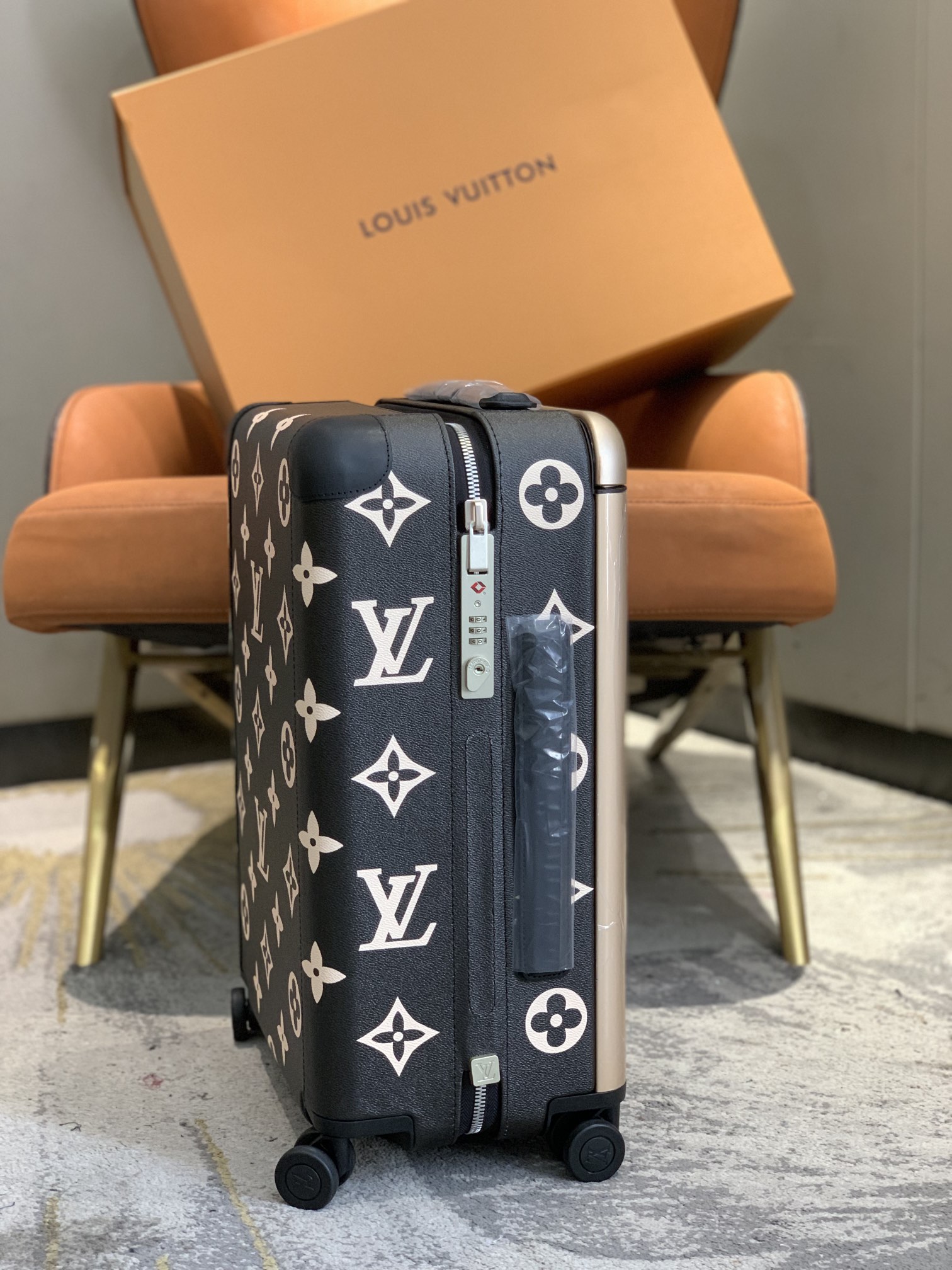[TOP] Louis Vuitton LV Rolling Luggage Horizon 38.0 x 55.0 x 21.0 cm - 2 Colours