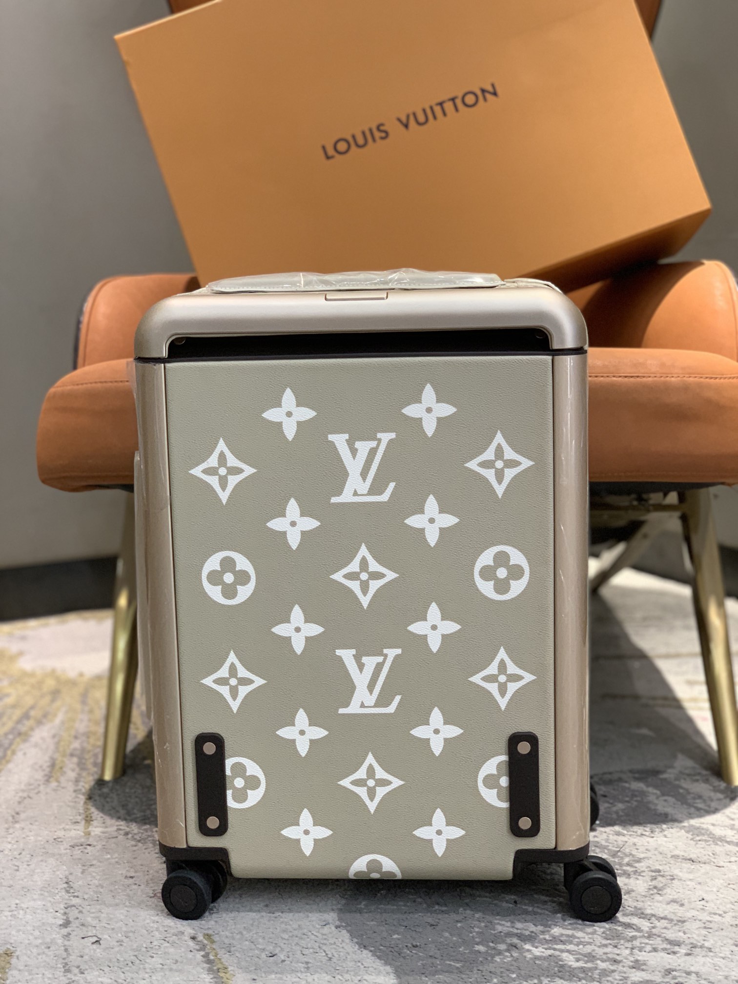 [TOP] Louis Vuitton LV Rolling Luggage Horizon 38.0 x 55.0 x 21.0 cm - 2 Colours