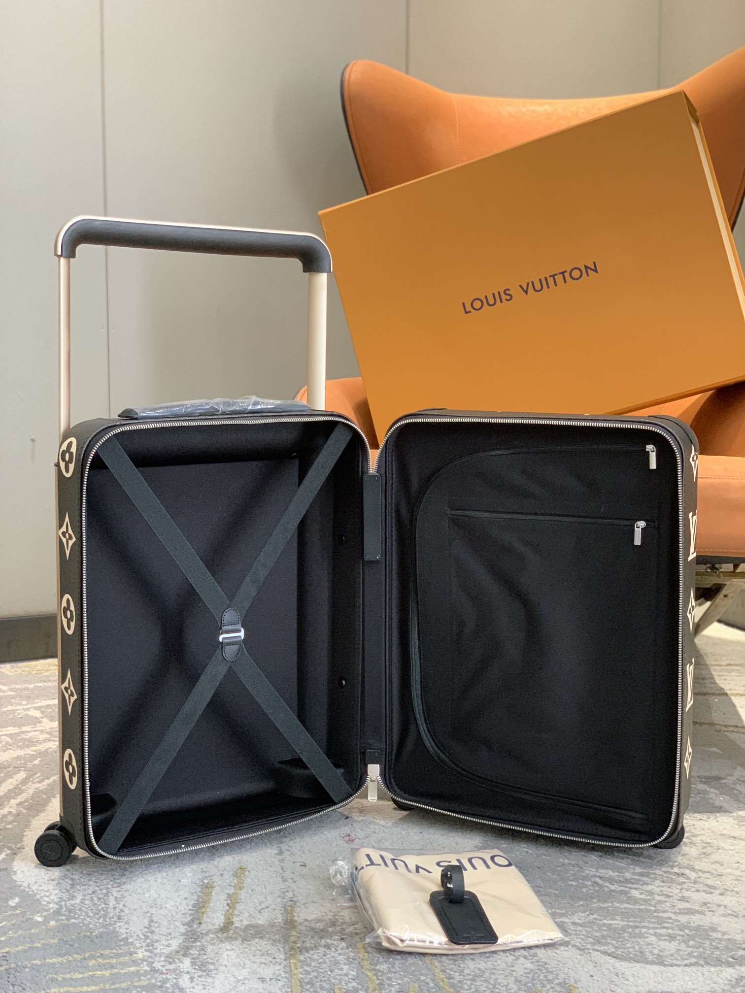 [TOP] Louis Vuitton LV Rolling Luggage Horizon 38.0 x 55.0 x 21.0 cm - 2 Colours