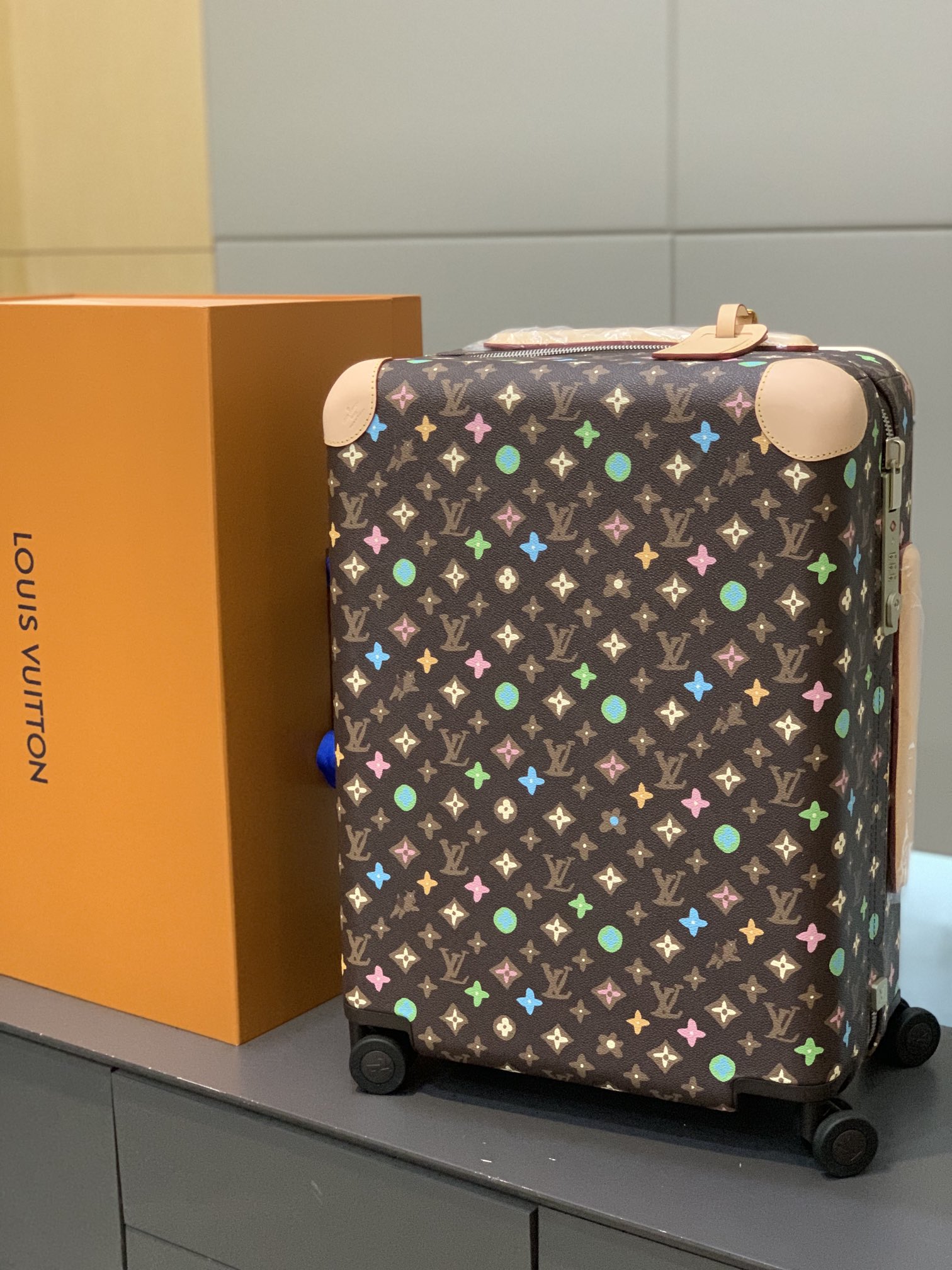 [TOP] Louis Vuitton LV Rolling Luggage Horizon 38.0 x 55.0 x 21.0 cm - 2 Colours