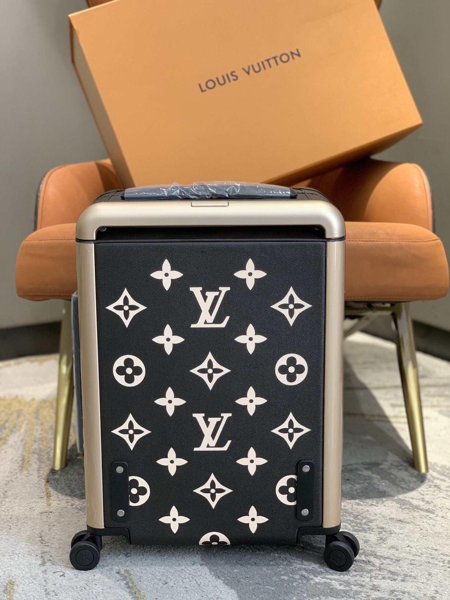 [TOP] Louis Vuitton LV Rolling Luggage Horizon 38.0 x 55.0 x 21.0 cm - 2 Colours
