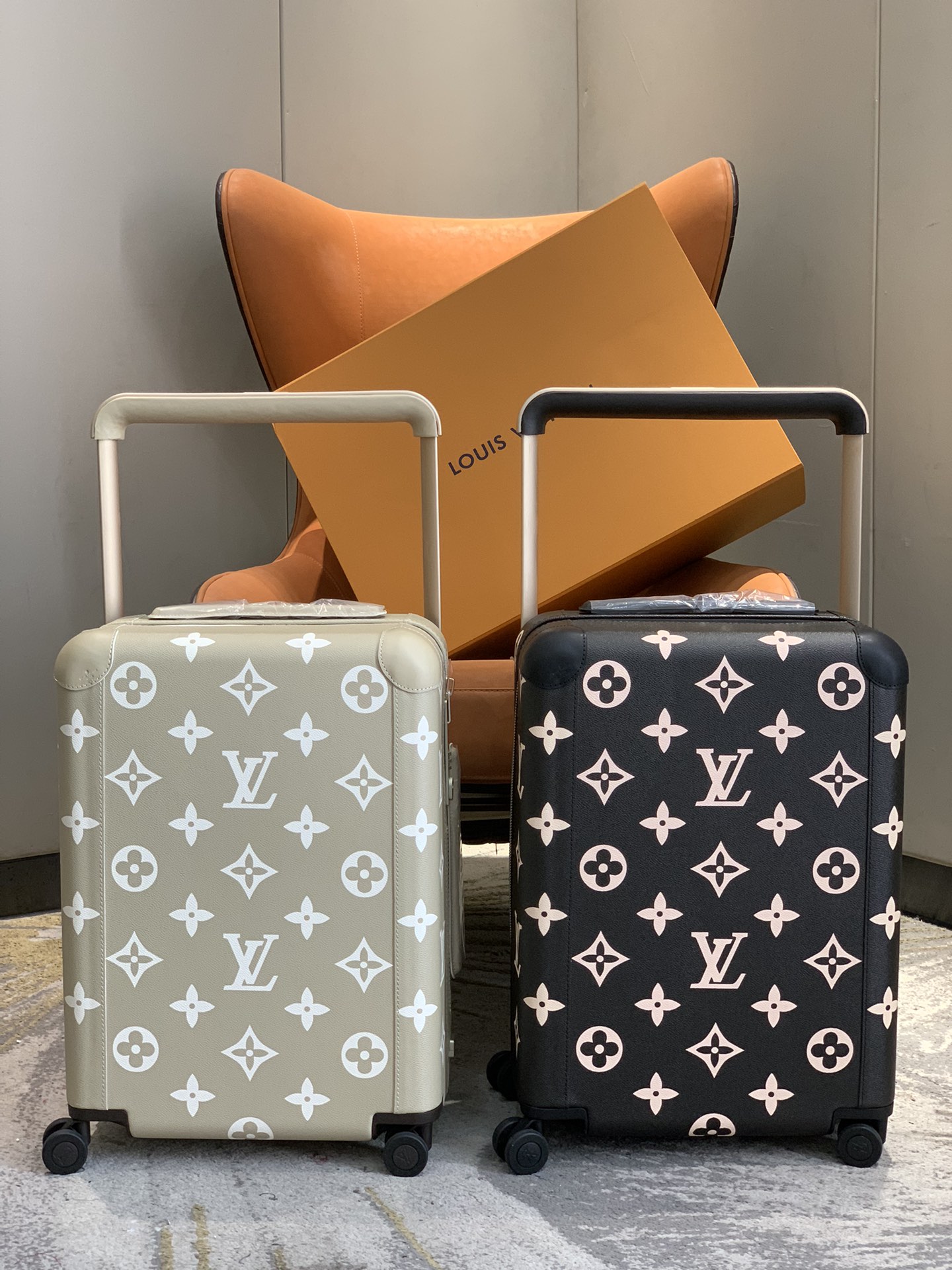 [TOP] Louis Vuitton LV Rolling Luggage Horizon 38.0 x 55.0 x 21.0 cm - 2 Colours