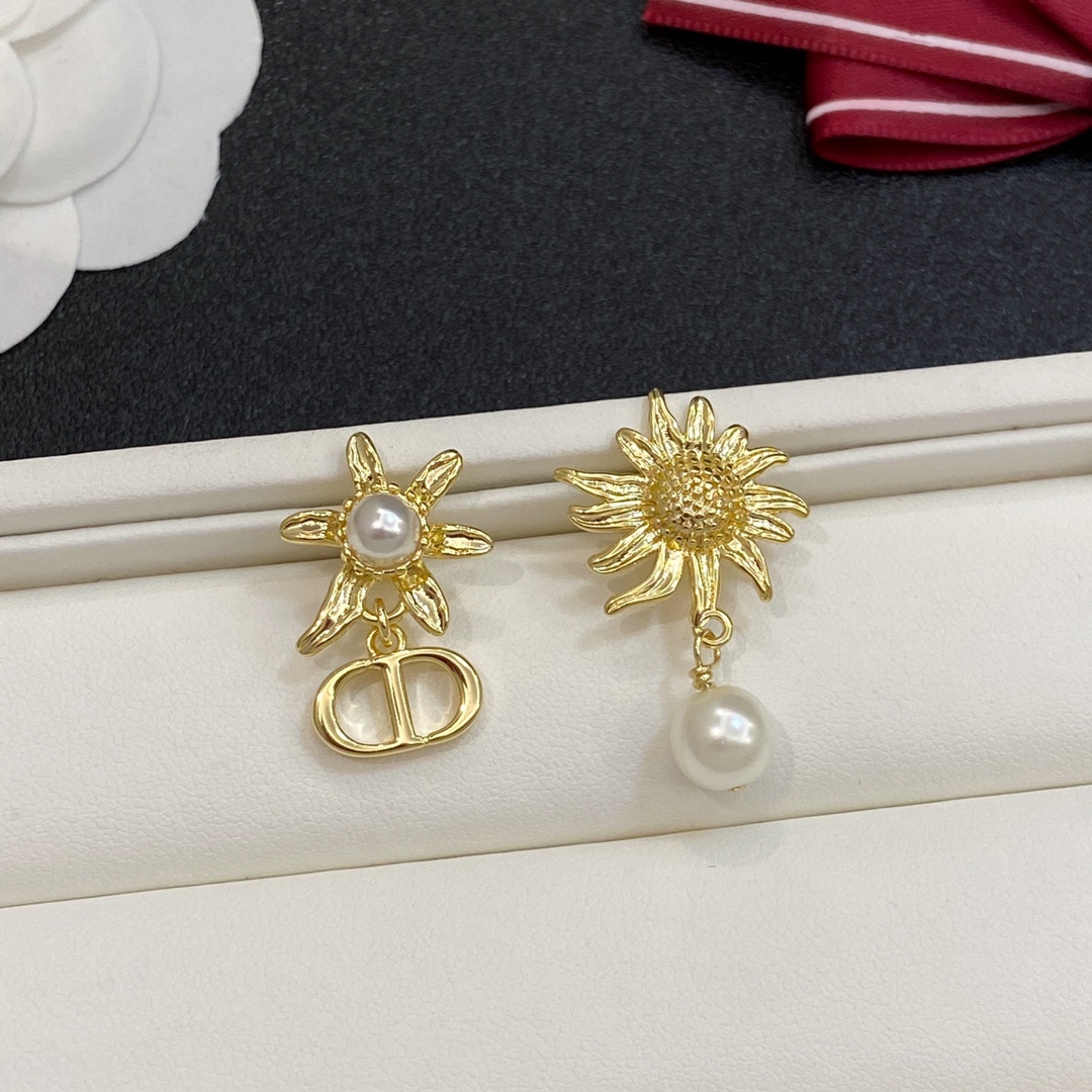 [TOP] Christian Dior Earrings - Gold