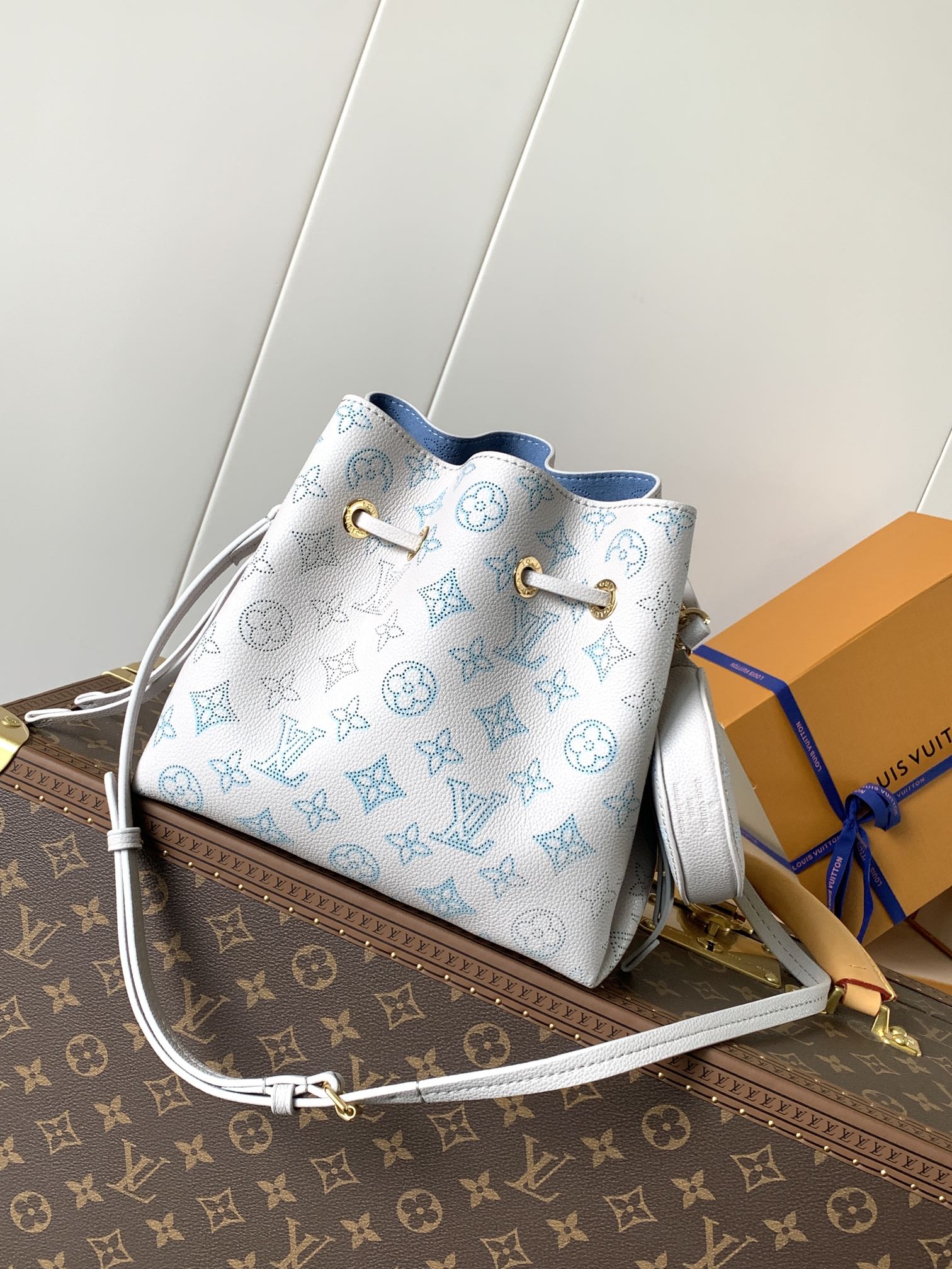 [TOP] Louis Vuitton LV Bella Buckle Bag 22x14x19cm - Light Blue