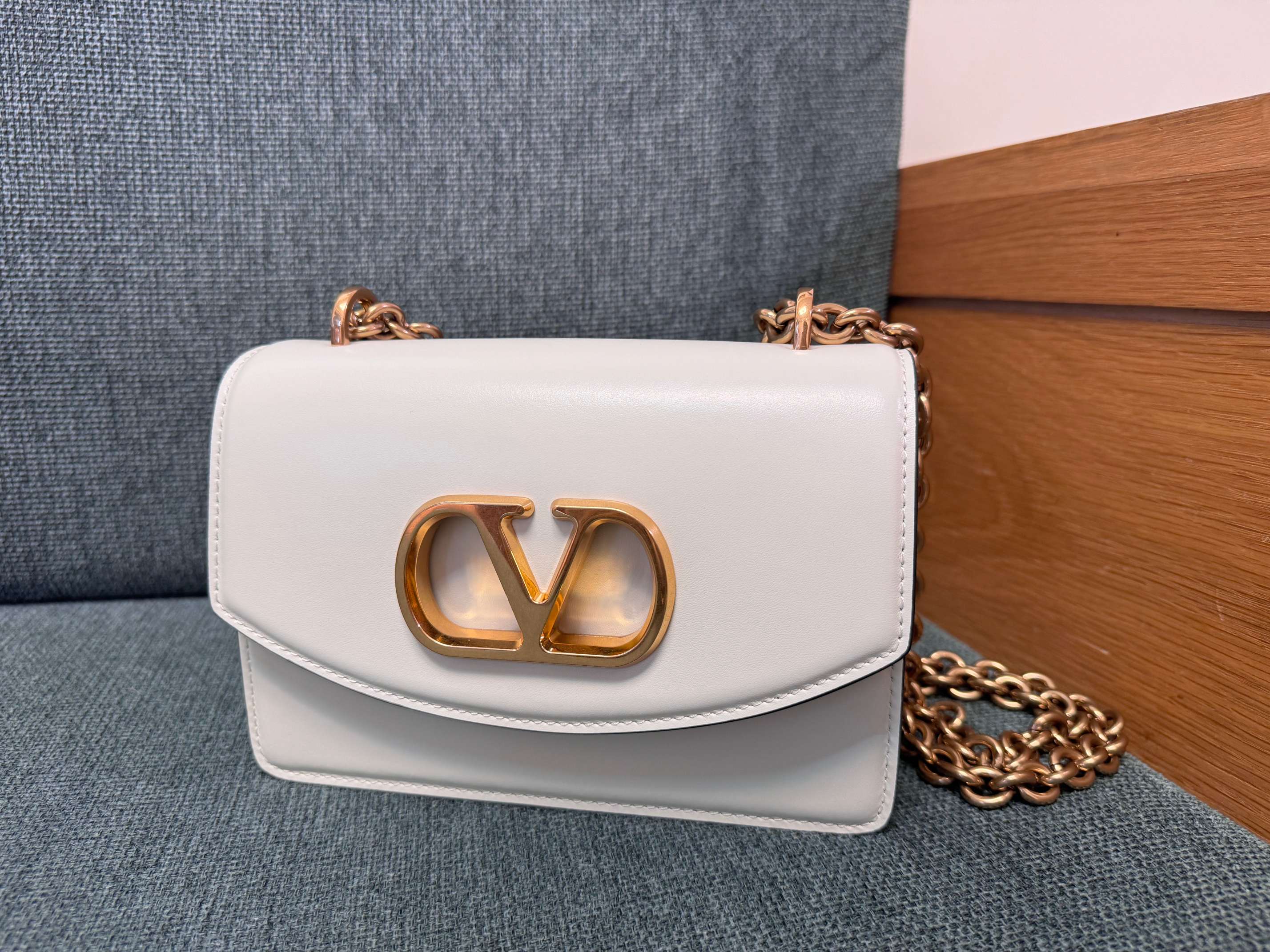 [TOP] VALENTINO Cowhide Handbag 20x13x7cm/24X16X8cm - 3 Color