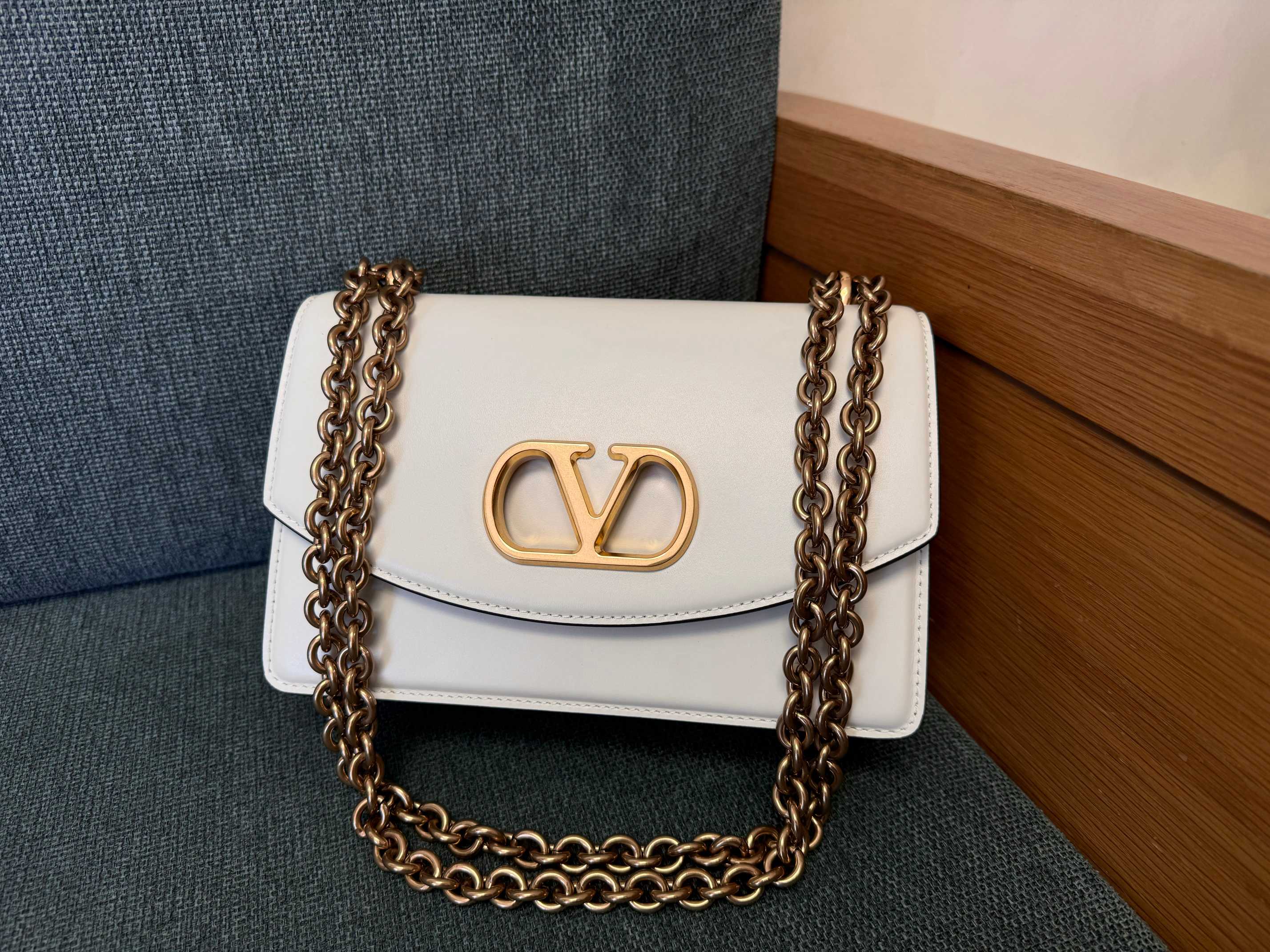 [TOP] VALENTINO Cowhide Handbag 20x13x7cm/24X16X8cm - 3 Color