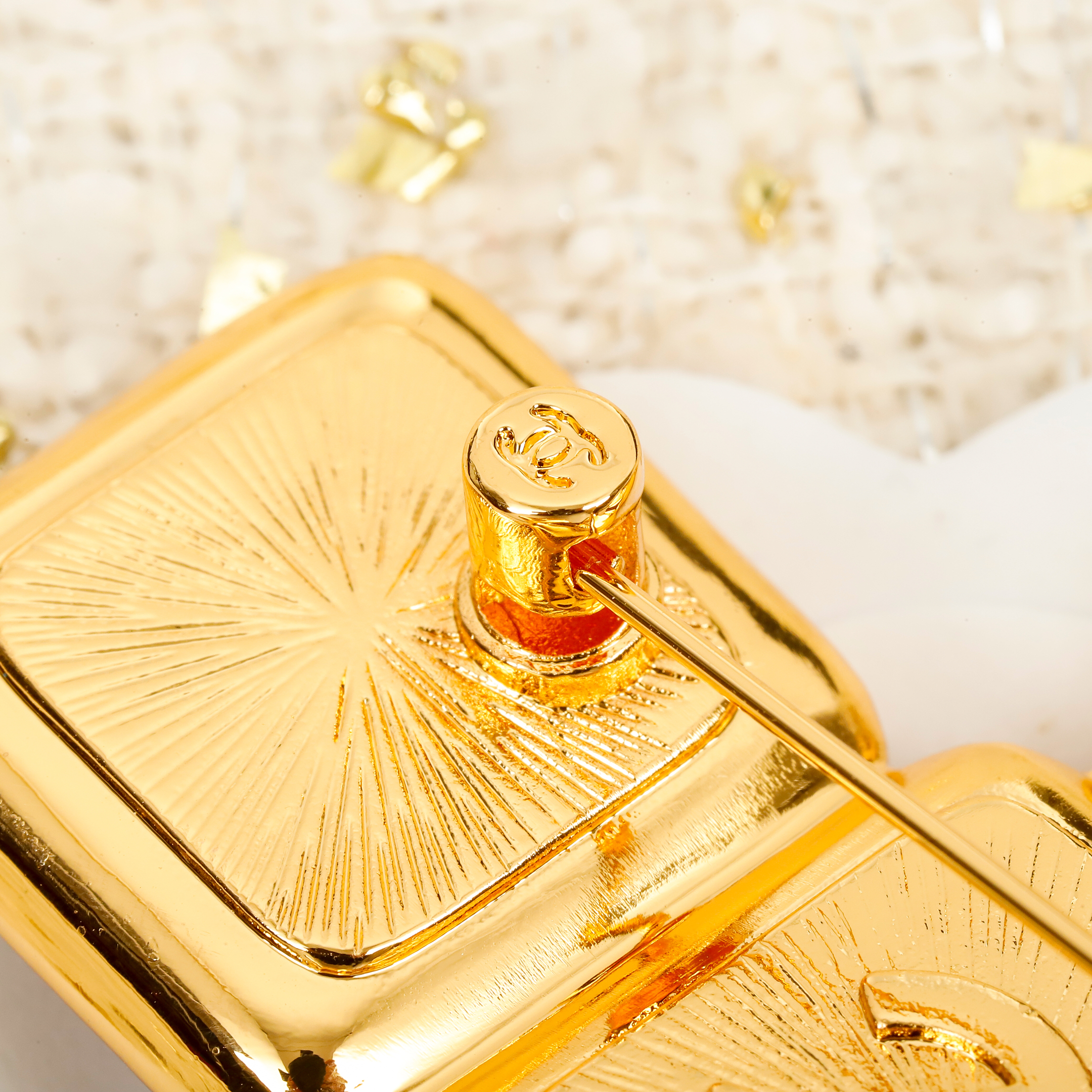 [TOP] CHANEL Brooch - Green and Red