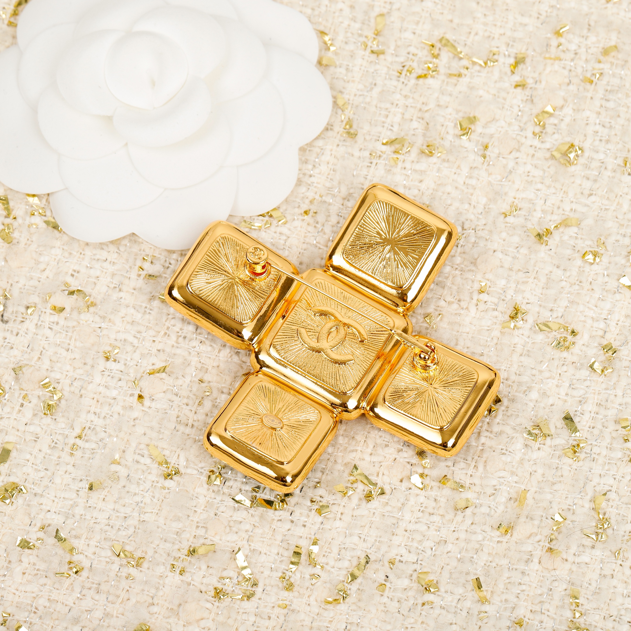 [TOP] CHANEL Brooch - Green and Red