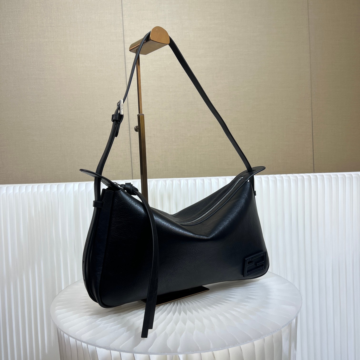 [TOP] FENDI Simply Fendi Shoulder Bag 34.5×4.5x20CM - 2 Color