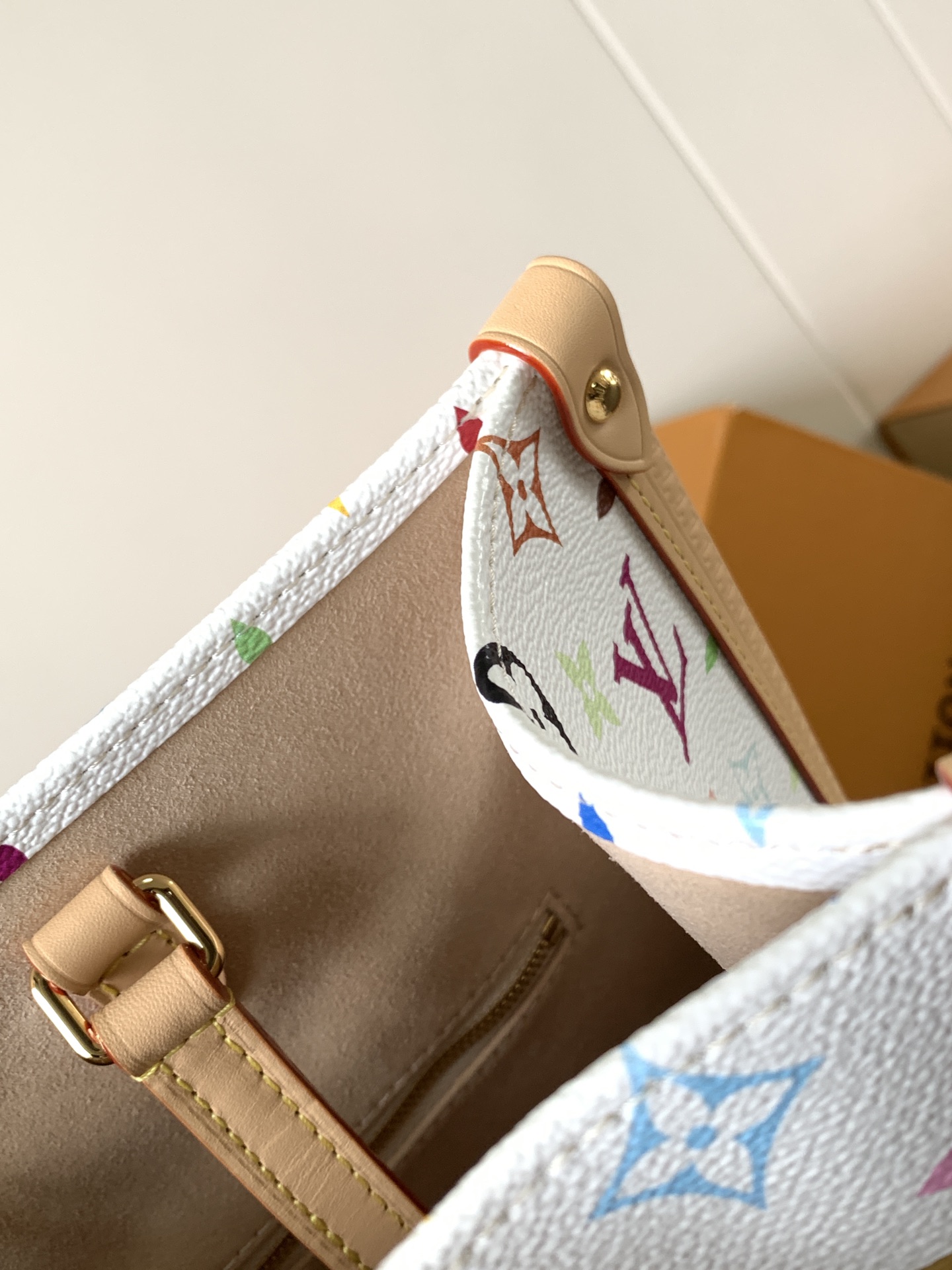 [TOP] Louis Vuitton LV x TM On The Go MM Bag 35 x 27 x 14 cm - White