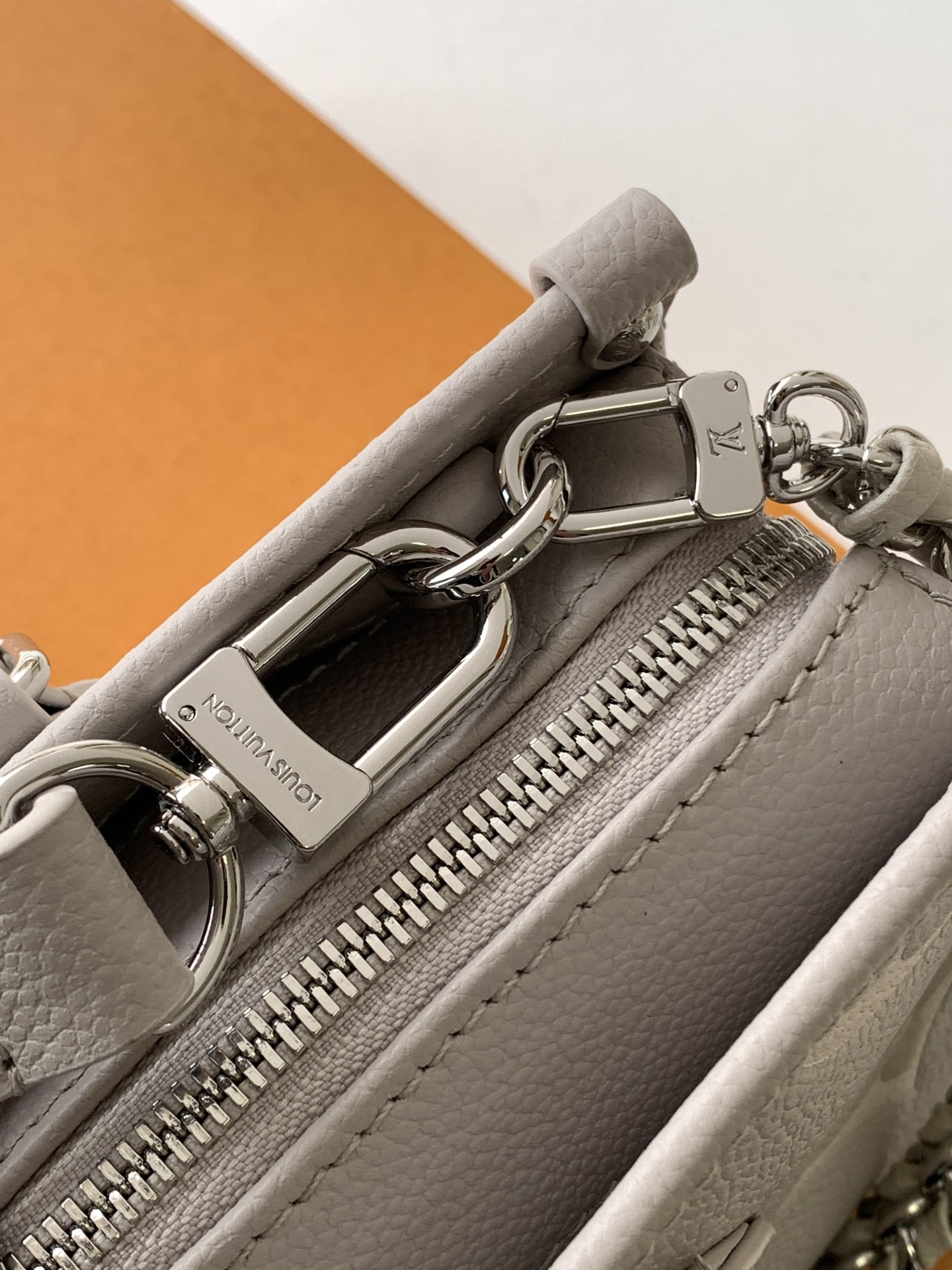 [TOP] Louis Vuitton LV On The Go 18x12x16cm - Gray