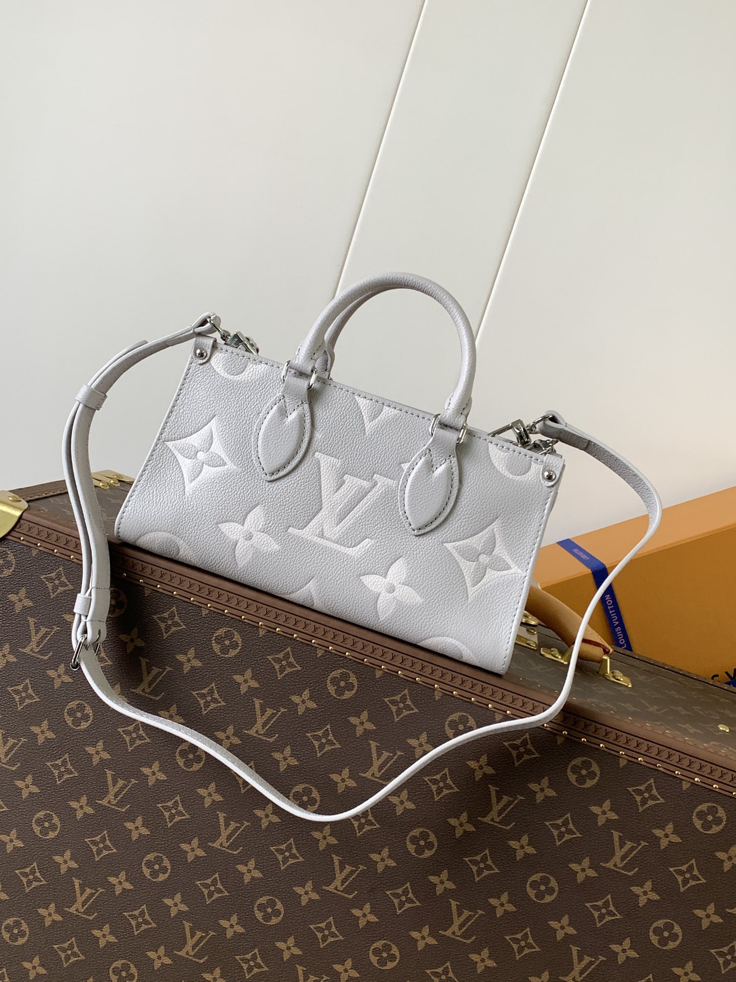[TOP] Louis Vuitton LV On The Go 18x12x16cm - Gray