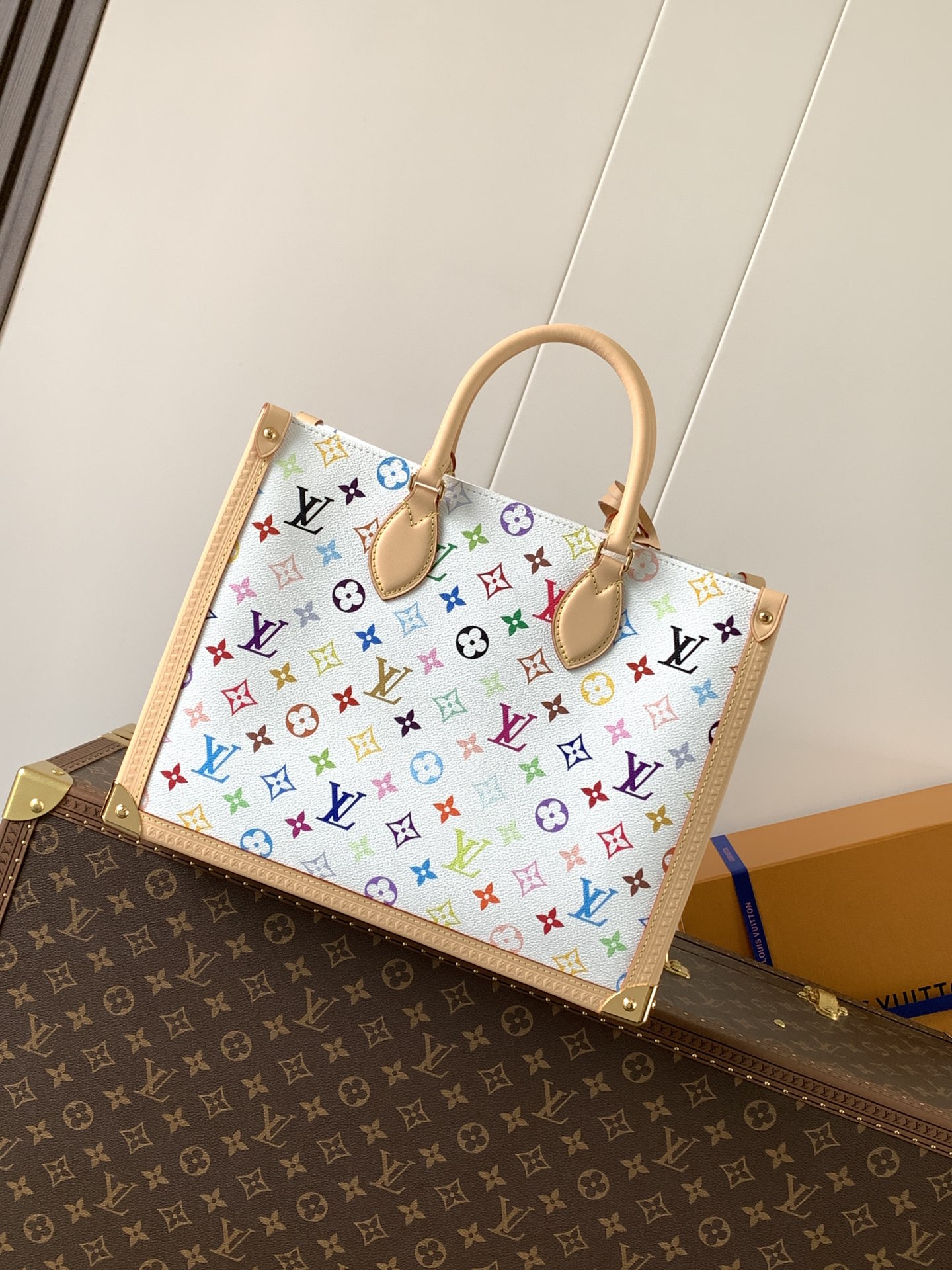 [TOP] Louis Vuitton LV x TM On The Go MM Bag 35 x 27 x 14 cm - White