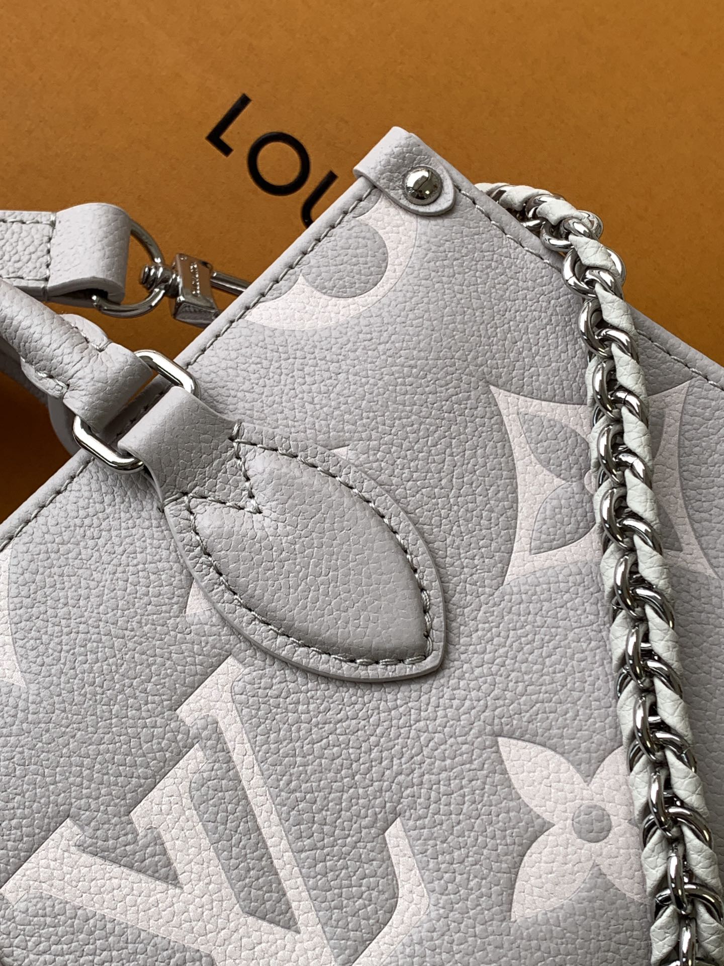 [TOP] Louis Vuitton LV On The Go 18x12x16cm - Gray