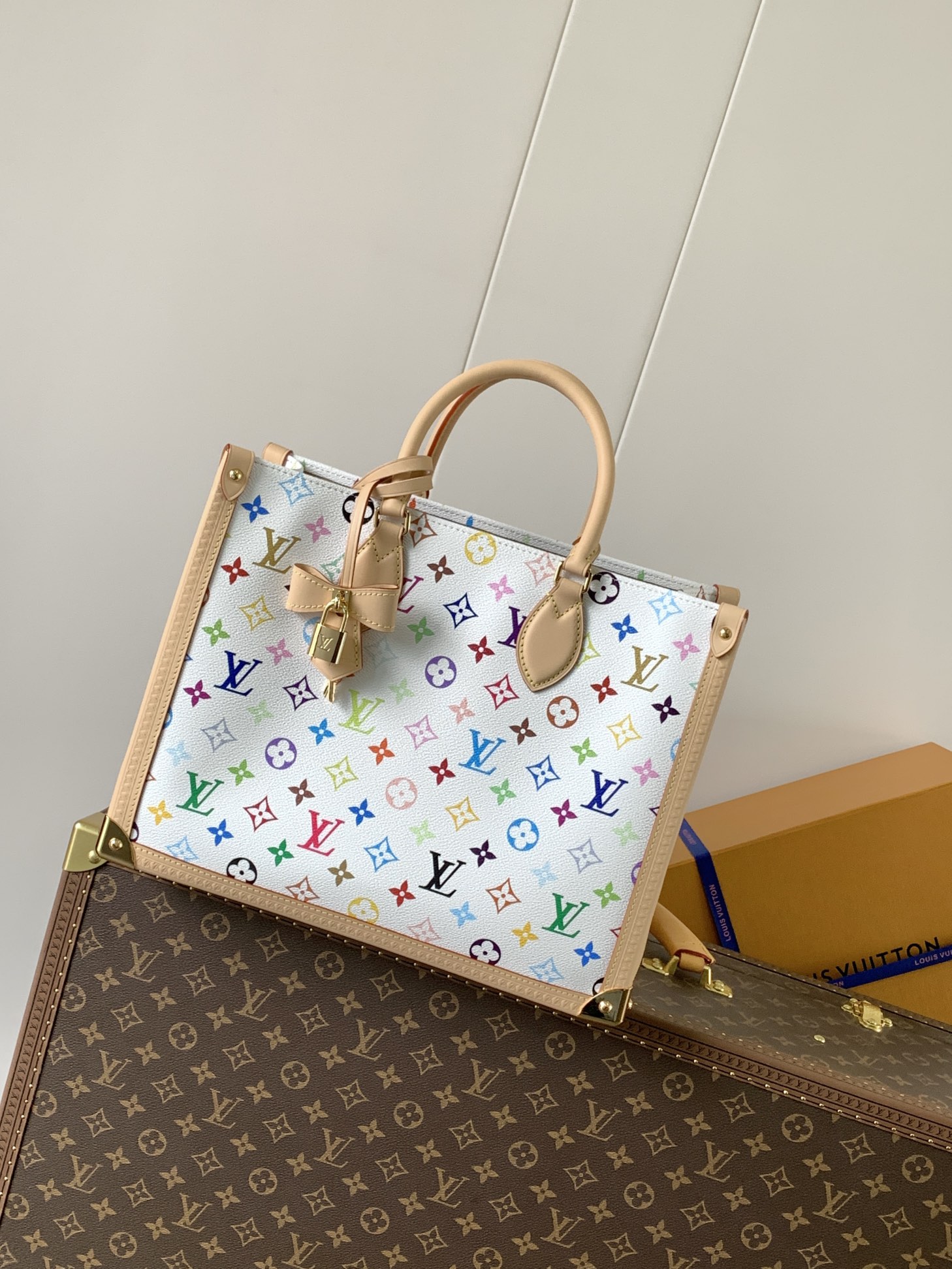 [TOP] Louis Vuitton LV x TM On The Go MM Bag 35 x 27 x 14 cm - White