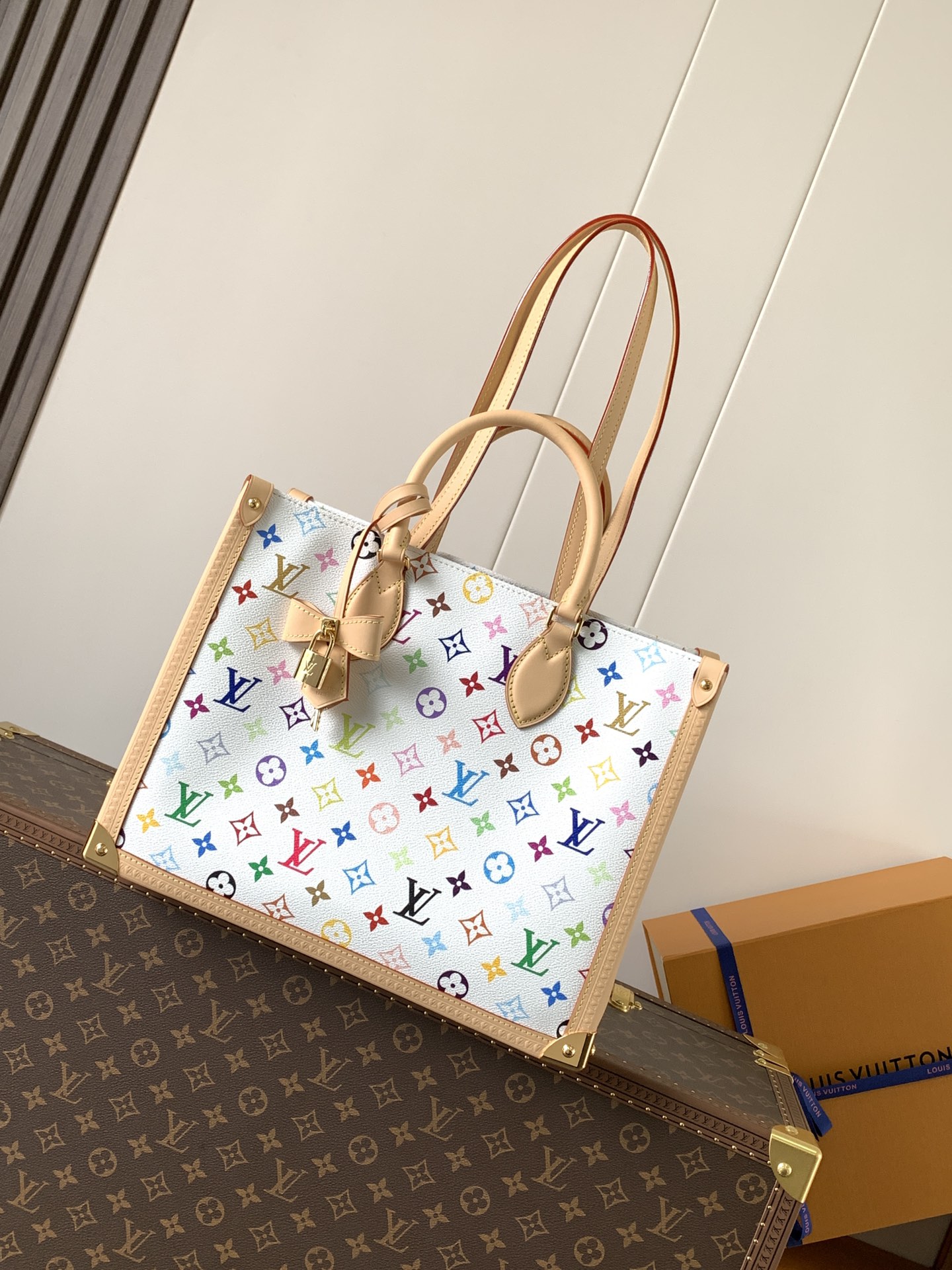 [TOP] Louis Vuitton LV x TM On The Go MM Bag 35 x 27 x 14 cm - White