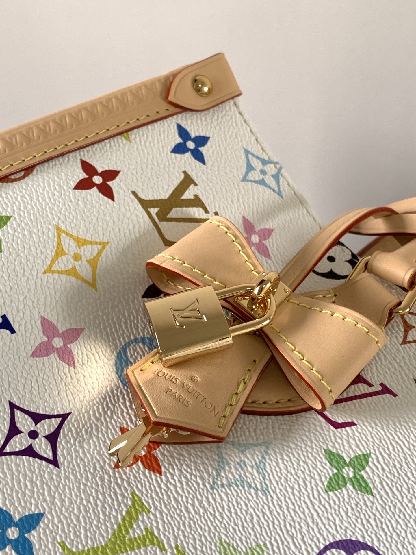 [TOP] Louis Vuitton LV x TM On The Go MM Bag 35 x 27 x 14 cm - White