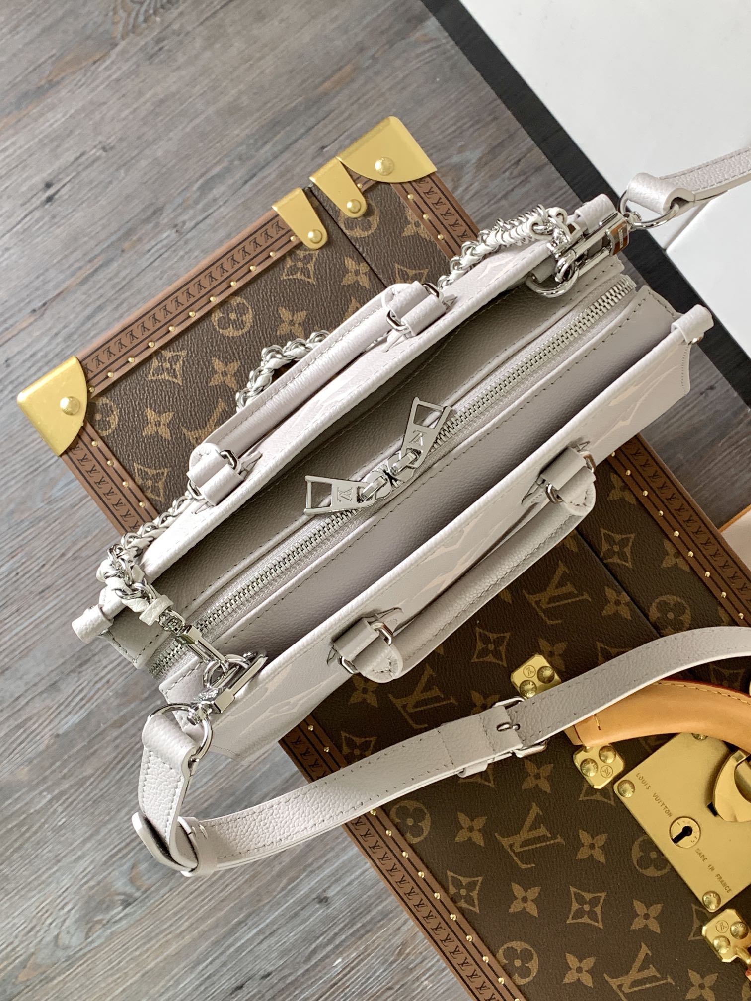 [TOP] Louis Vuitton LV On The Go 18x12x16cm - Gray