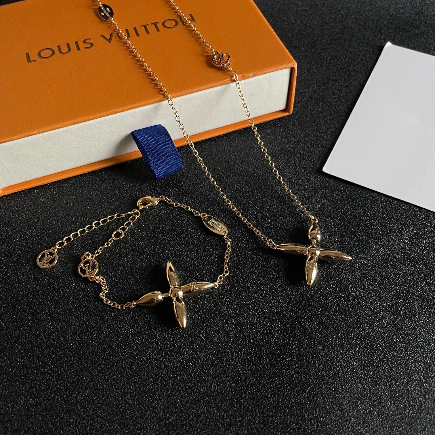 [TOP] Louis Vuitton LV Bracelet - Gold