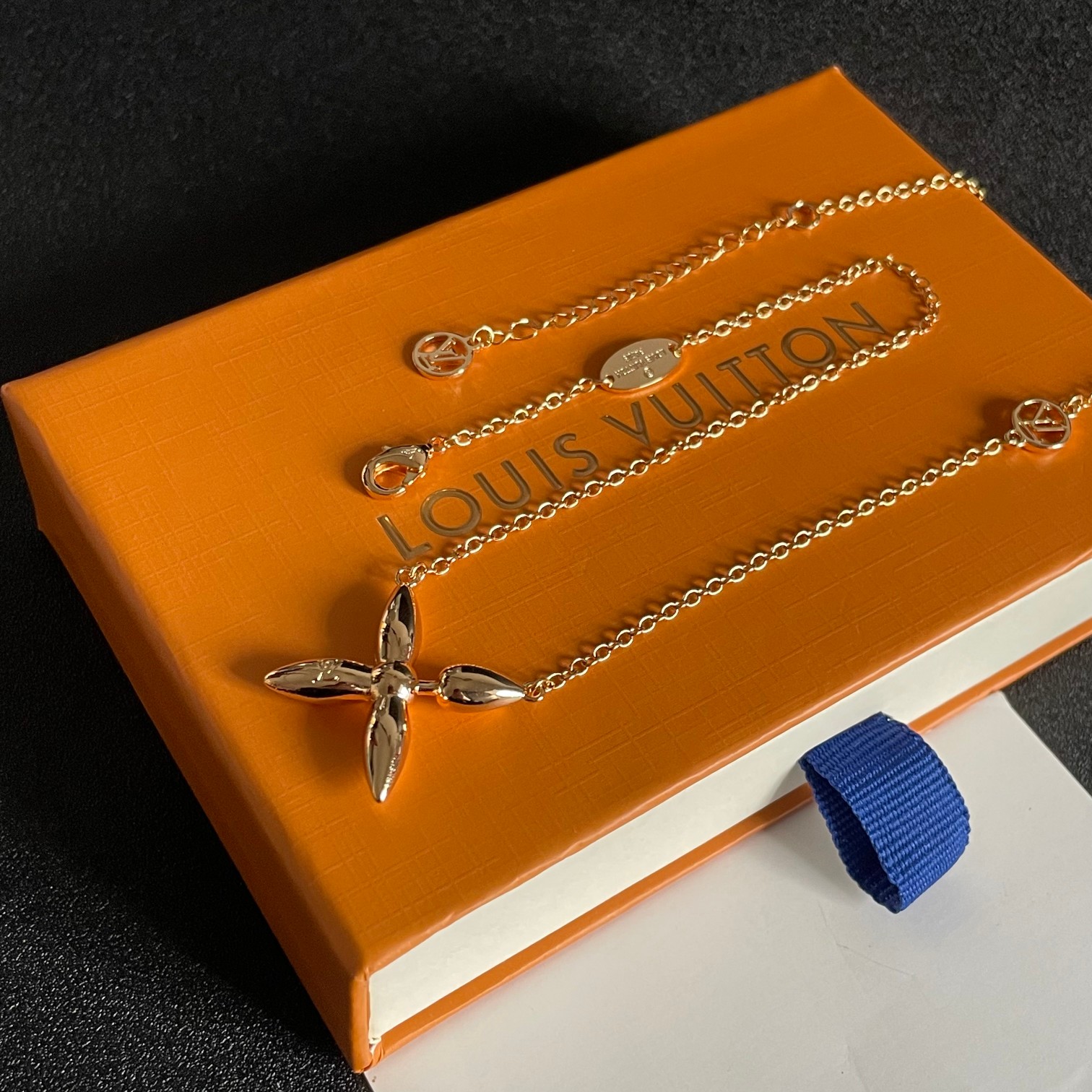 [TOP] Louis Vuitton LV Necklace - Gold