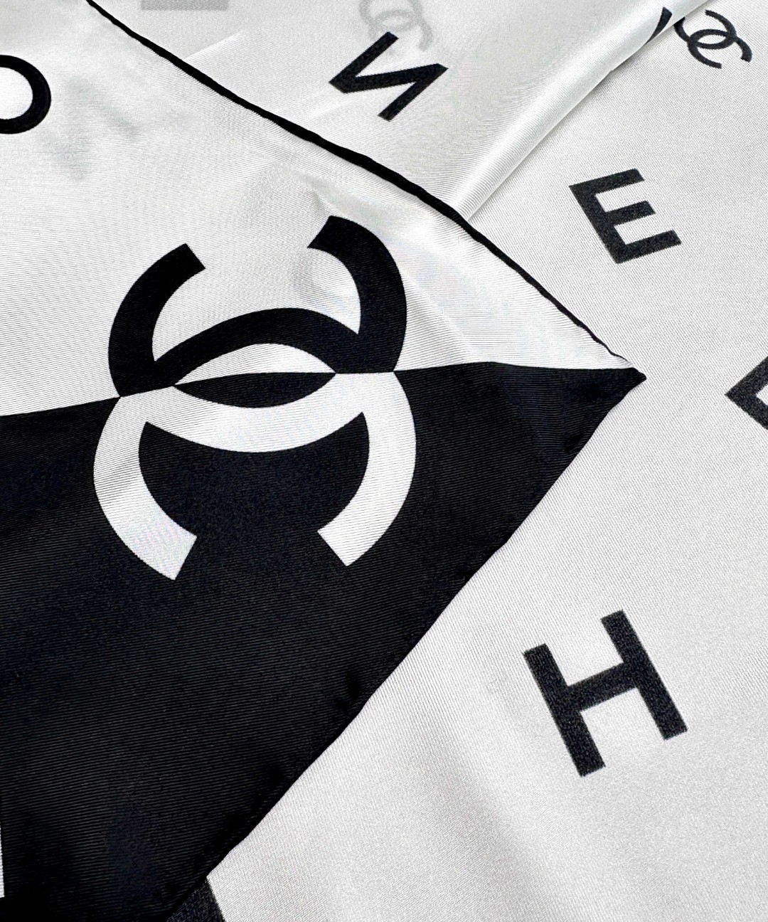 [TOP] CHANEL Silk Scarf 90 x 90 cm - White and Black