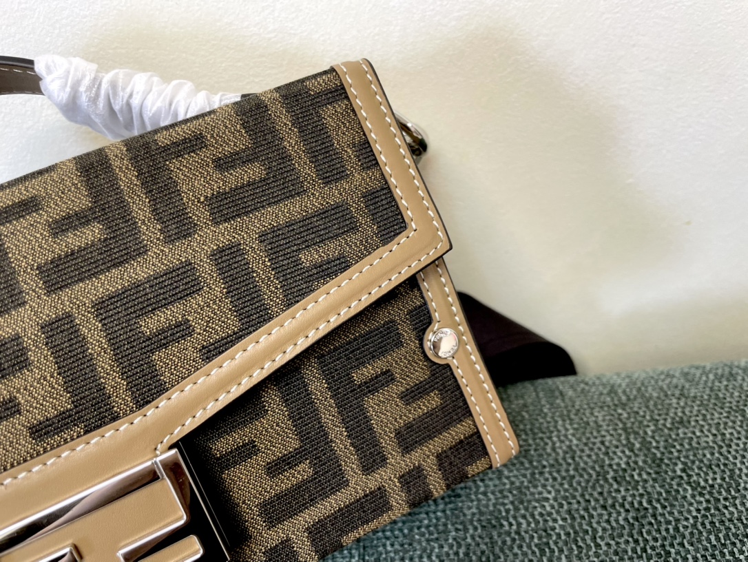 [TOP] FENDI Box Bag 10x13x6.5cm - Brown