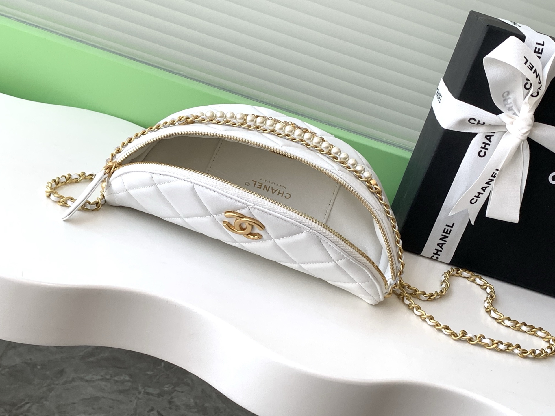 [TOP] CHANEL Pearl Chain Fanny Pack 24*17*11cm - 2 Colour