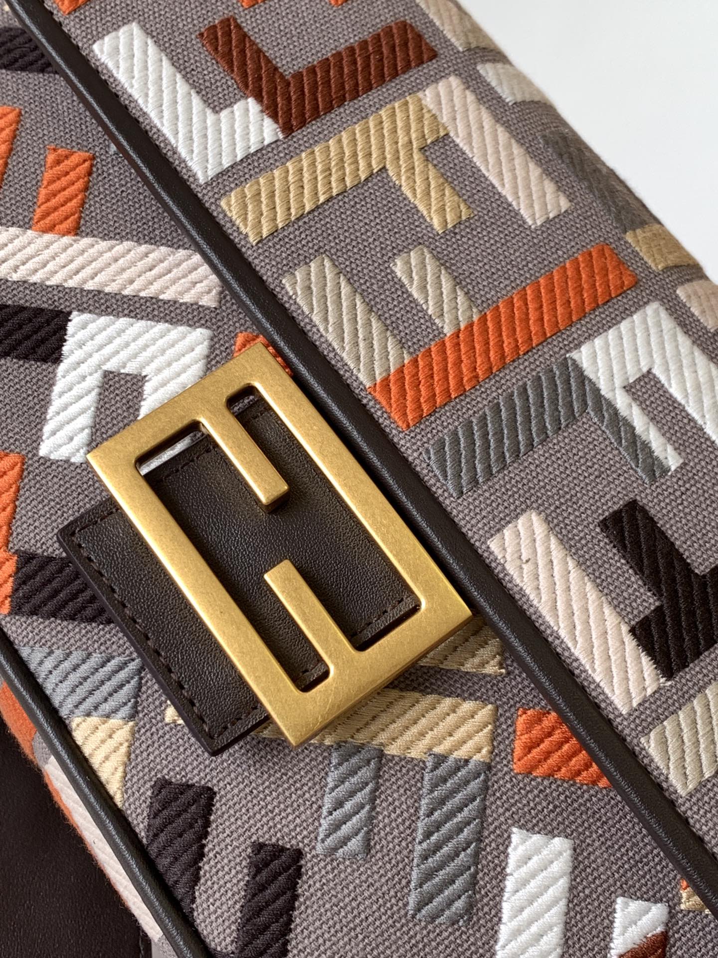 [TOP] FENDI Canvas Baguette Bag 27×6×14cm - Gray