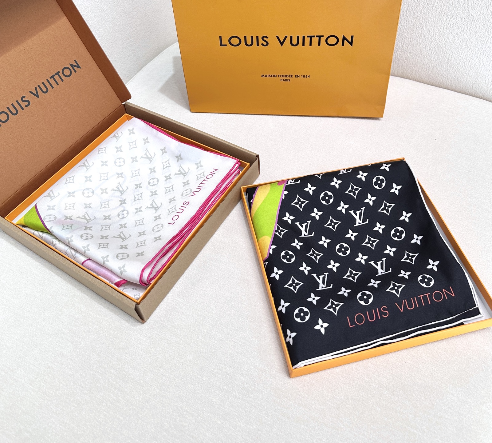 [TOP] Louis Vuitton LV x TM Monogram Superflat Silk Square Scarf 90 x 90 cm - 2 Colors