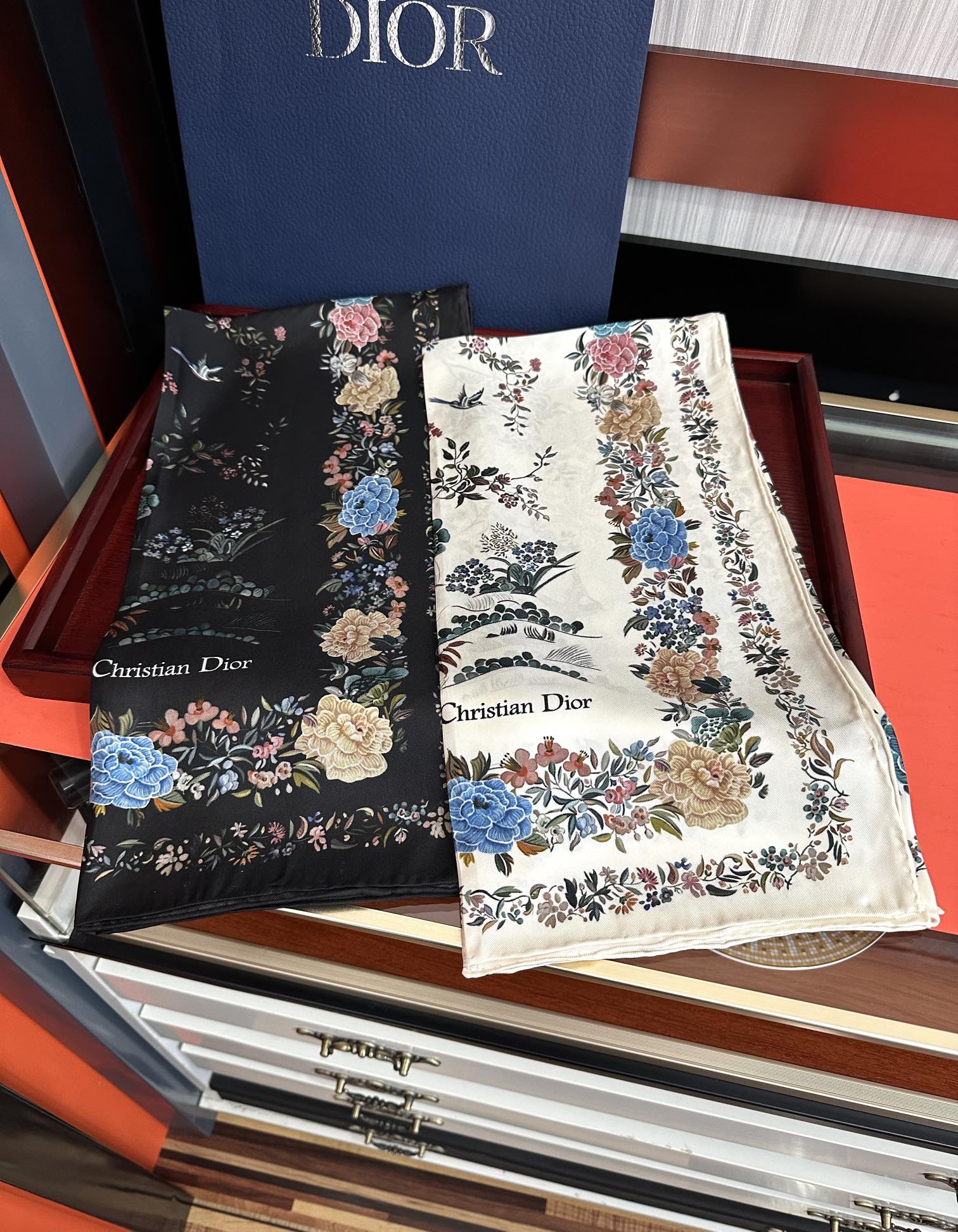 [TOP] Christian Dior JARDIN D'HIVER Scarf 90 x 90 cm - 2 Colours