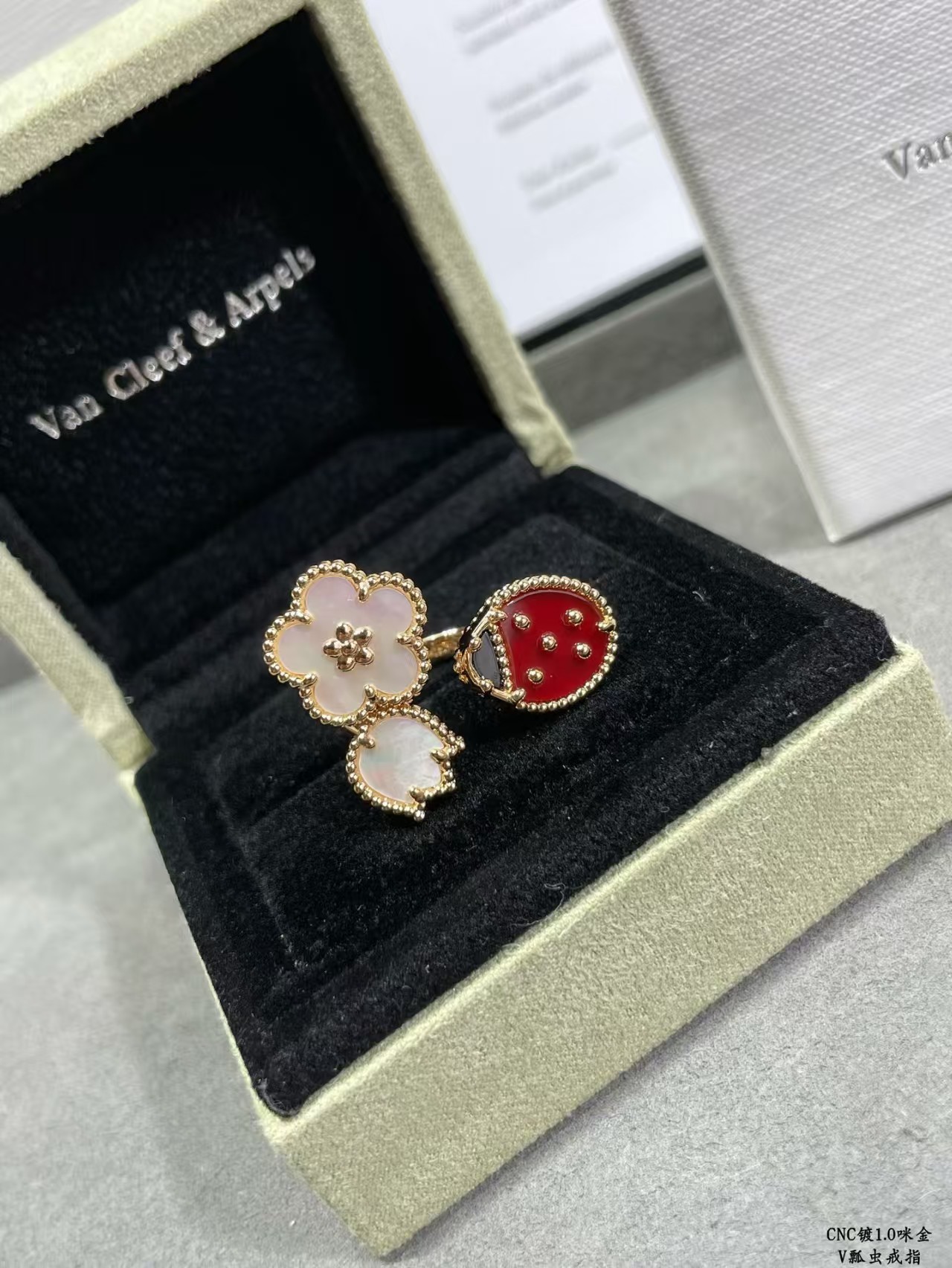 [TOP] Van Cleef & Arpels Ring - Gold