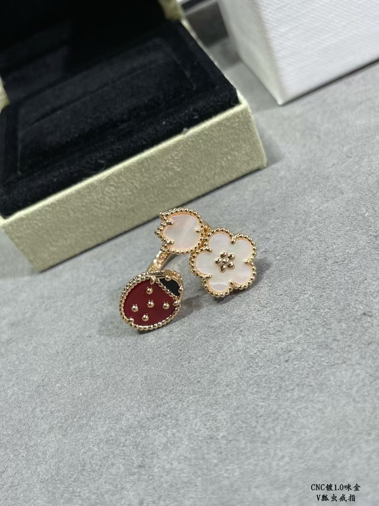 [TOP] Van Cleef & Arpels Ring - Gold