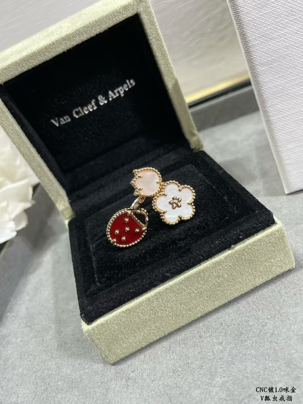 [TOP] Van Cleef & Arpels Ring - Gold