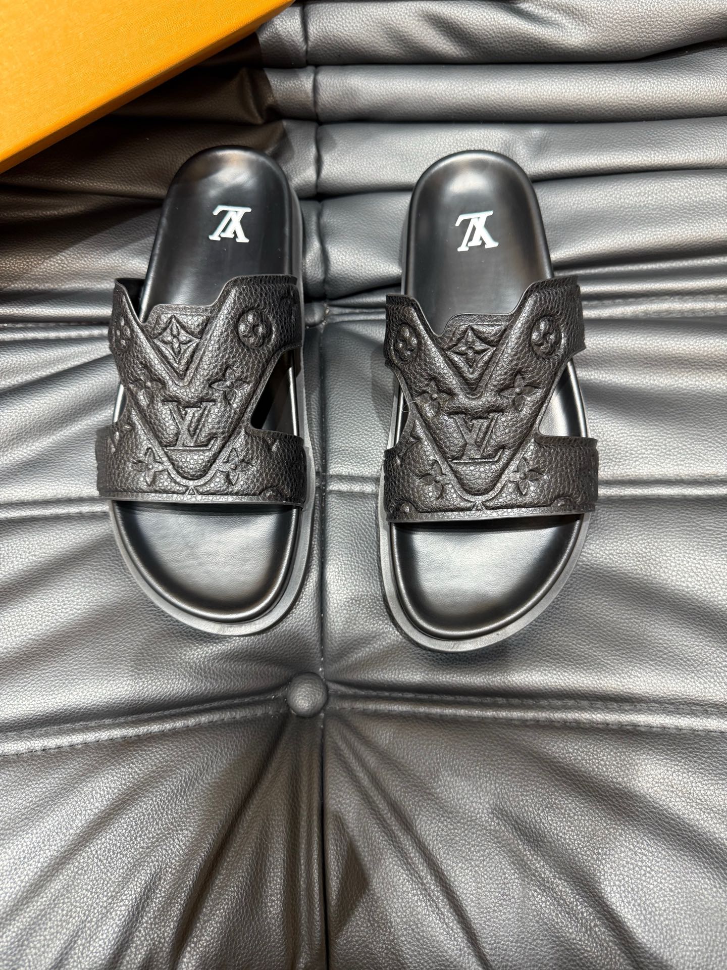 [TOP] Louis Vuitton LV Men's Leather Slides - 3 Color