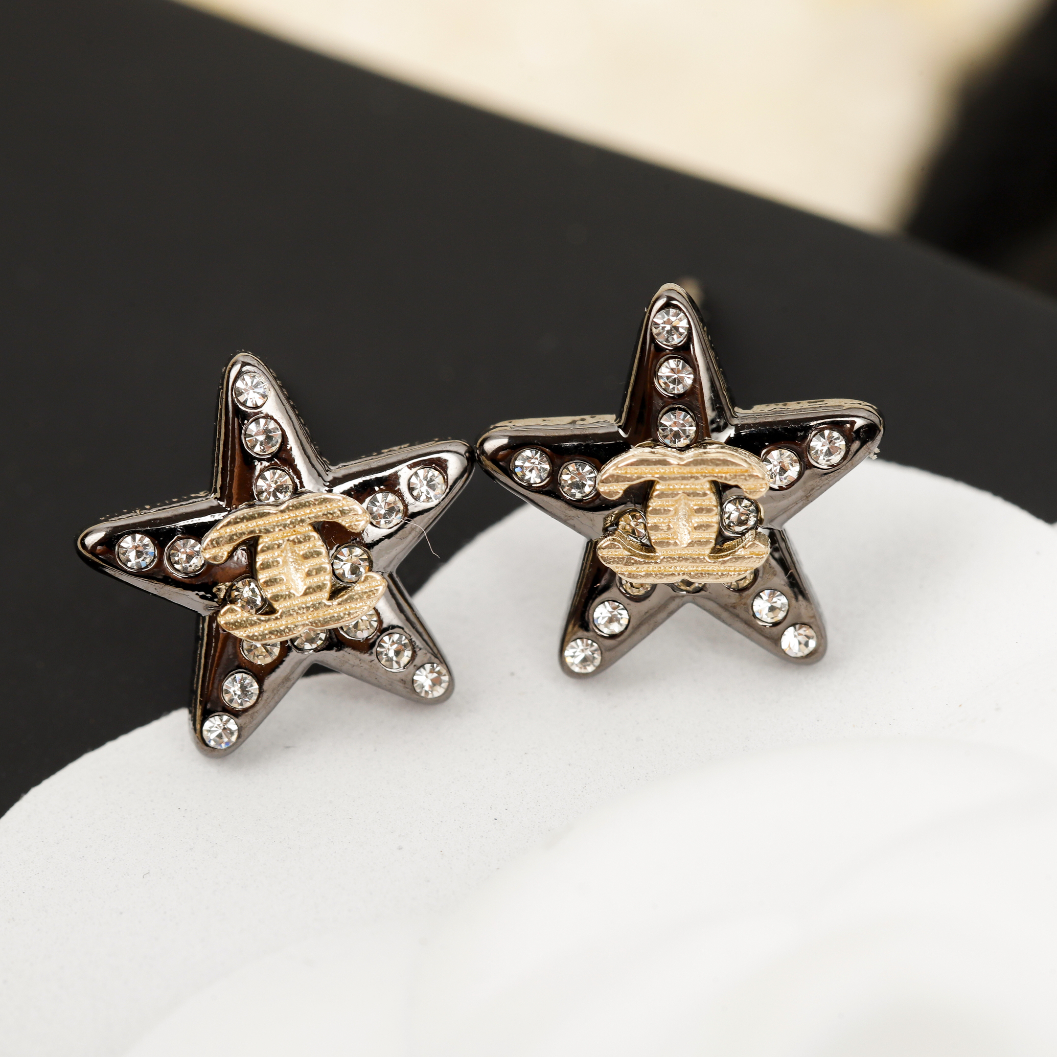 [TOP] CHANEL Earrings- Gold