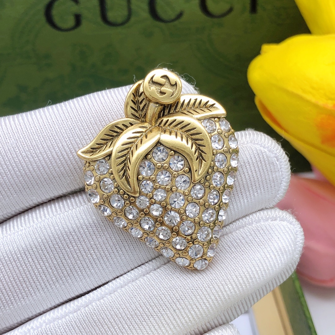 [TOP] GUCCI Strawberry Brooch-Gold