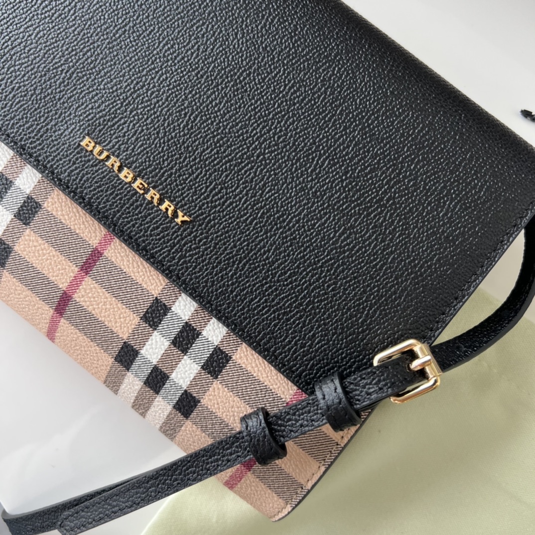 [TOP] BURBERRY Haymarket Crossbody Bag 22x17x5.5cm - Brown