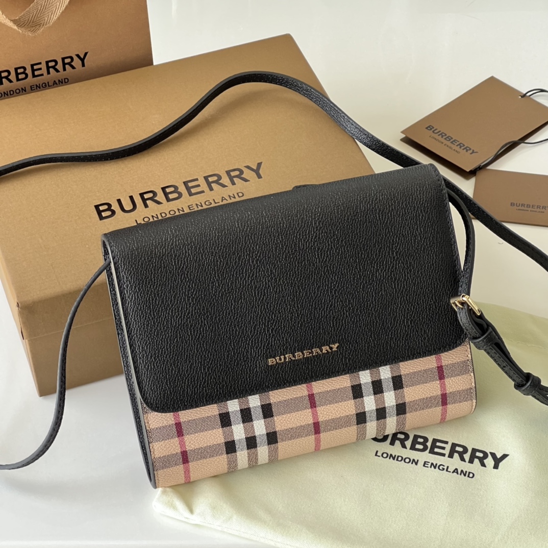 [TOP] BURBERRY Haymarket Crossbody Bag 22x17x5.5cm - Brown
