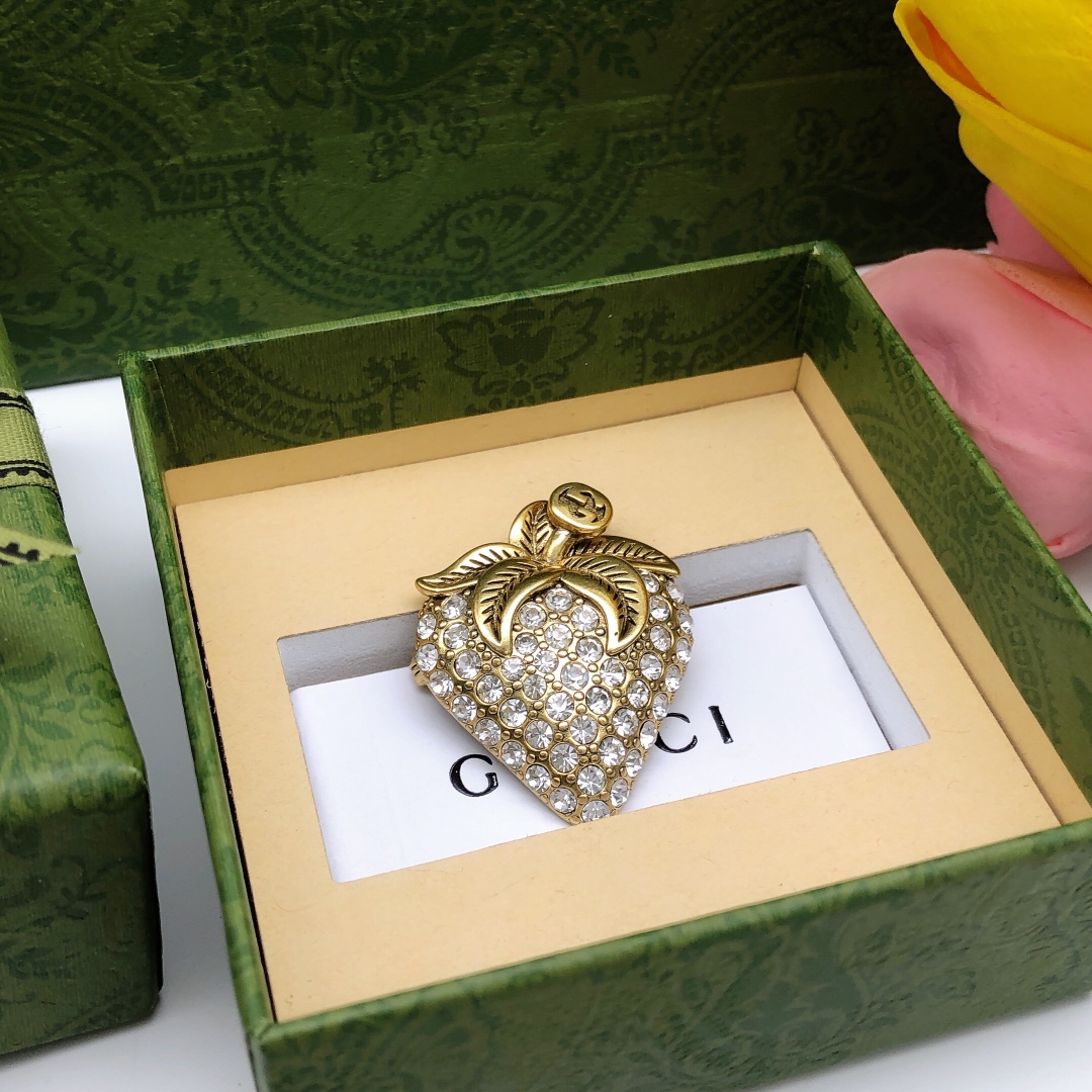 [TOP] GUCCI Strawberry Brooch-Gold