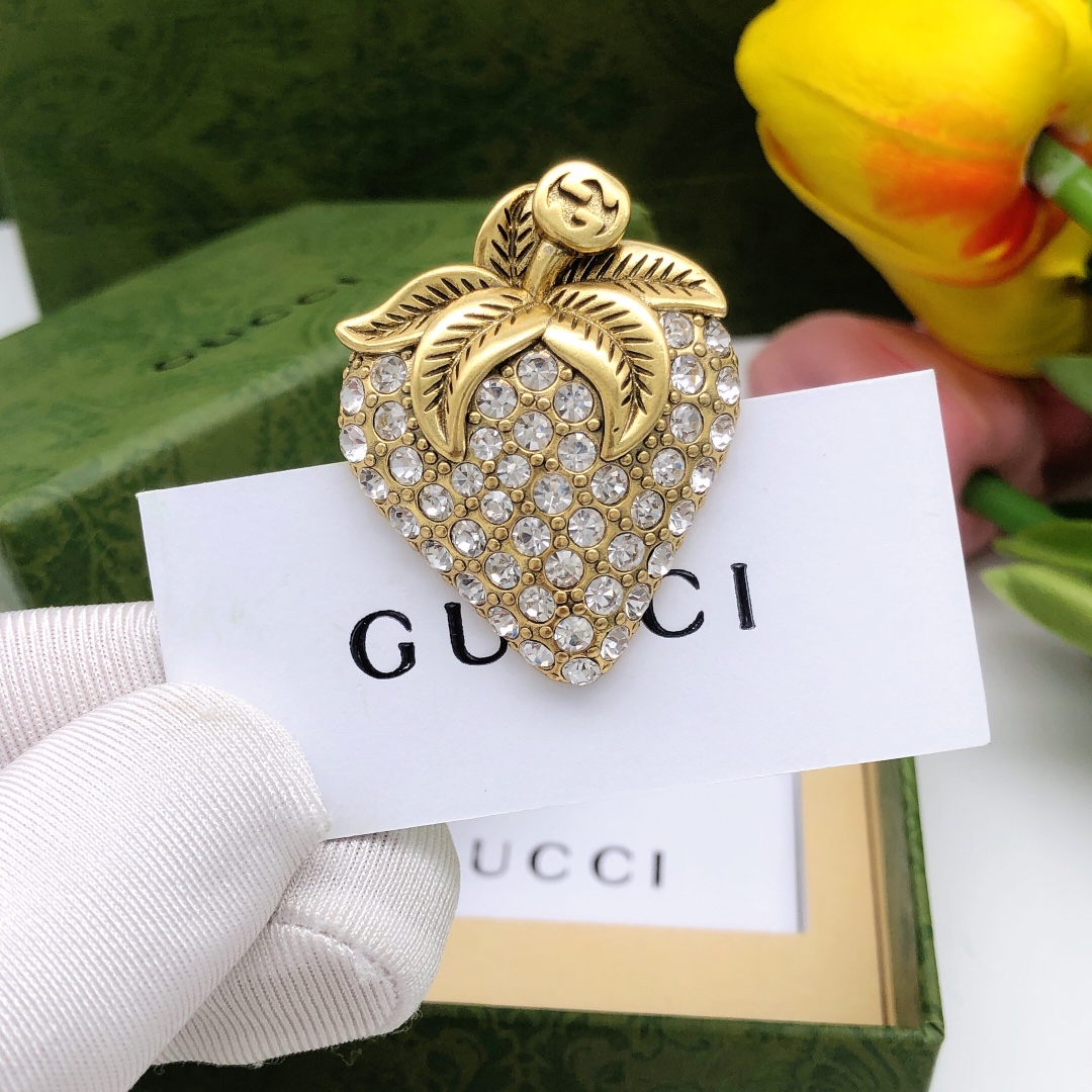 [TOP] GUCCI Strawberry Brooch-Gold
