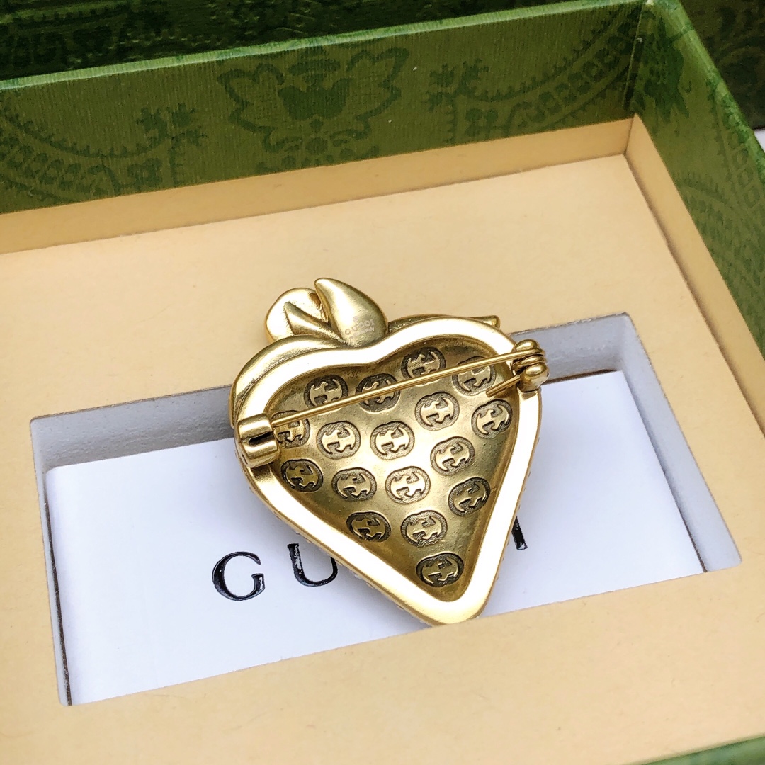 [TOP] GUCCI Strawberry Brooch-Gold