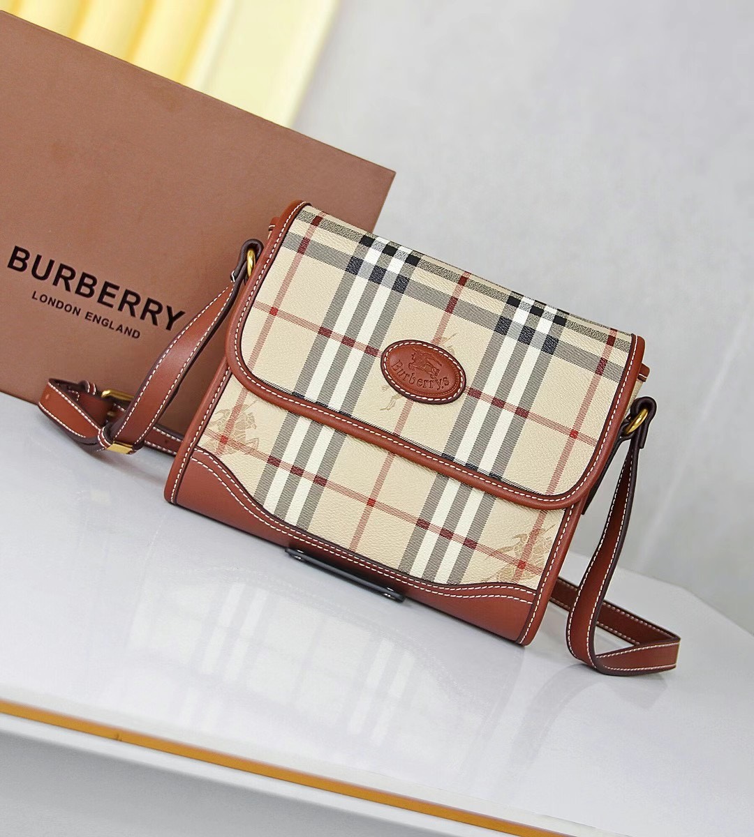[TOP] BURBERRY Vintage Messenger Bag 21x8.5x18cm - 2 Color
