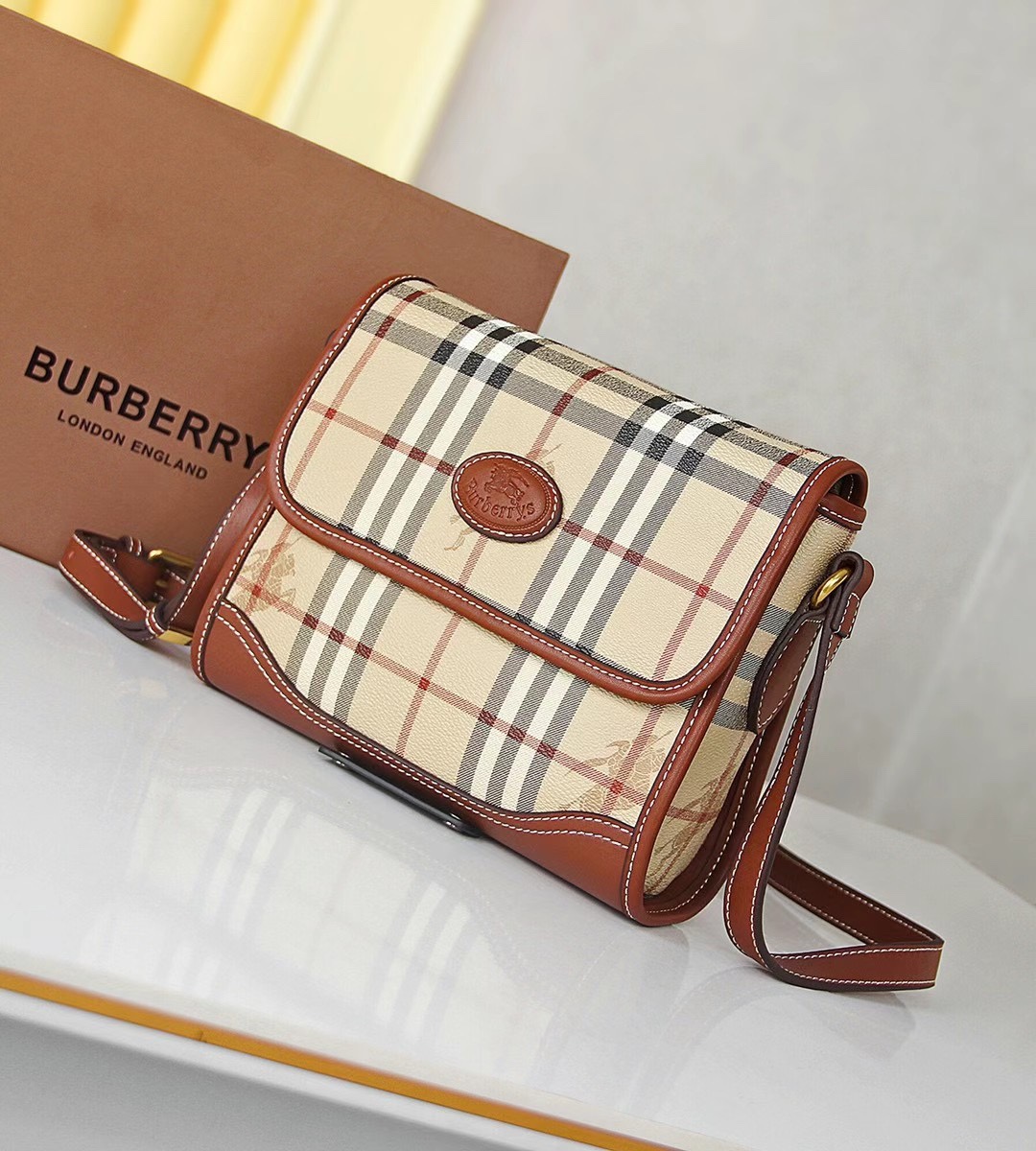 [TOP] BURBERRY Vintage Messenger Bag 21x8.5x18cm - 2 Color
