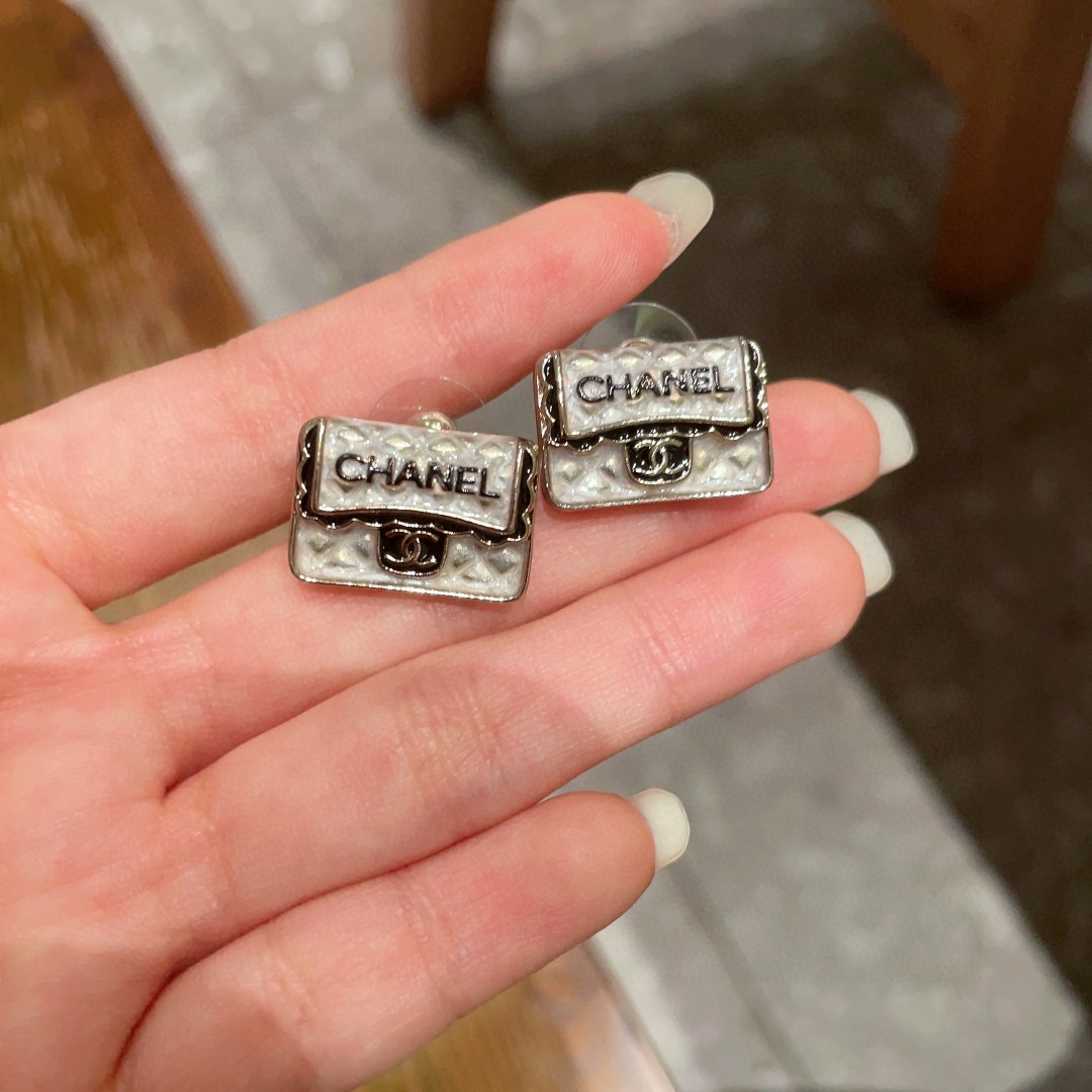 [TOP] CHANEL  Earrings- White