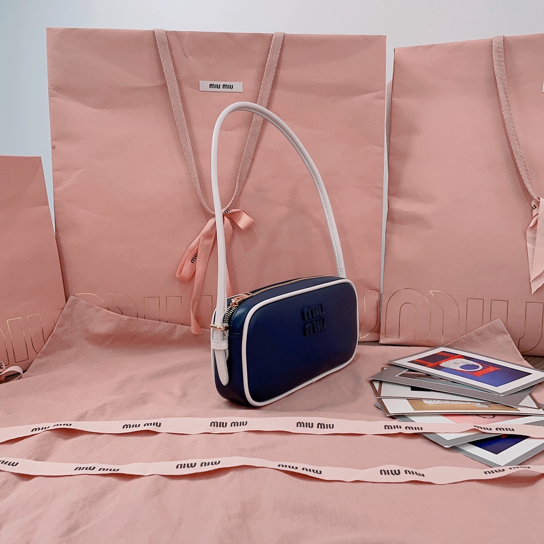 [TOP] Miu Miu Cowhide Handbag 20*10*4 cm - 2 Colour