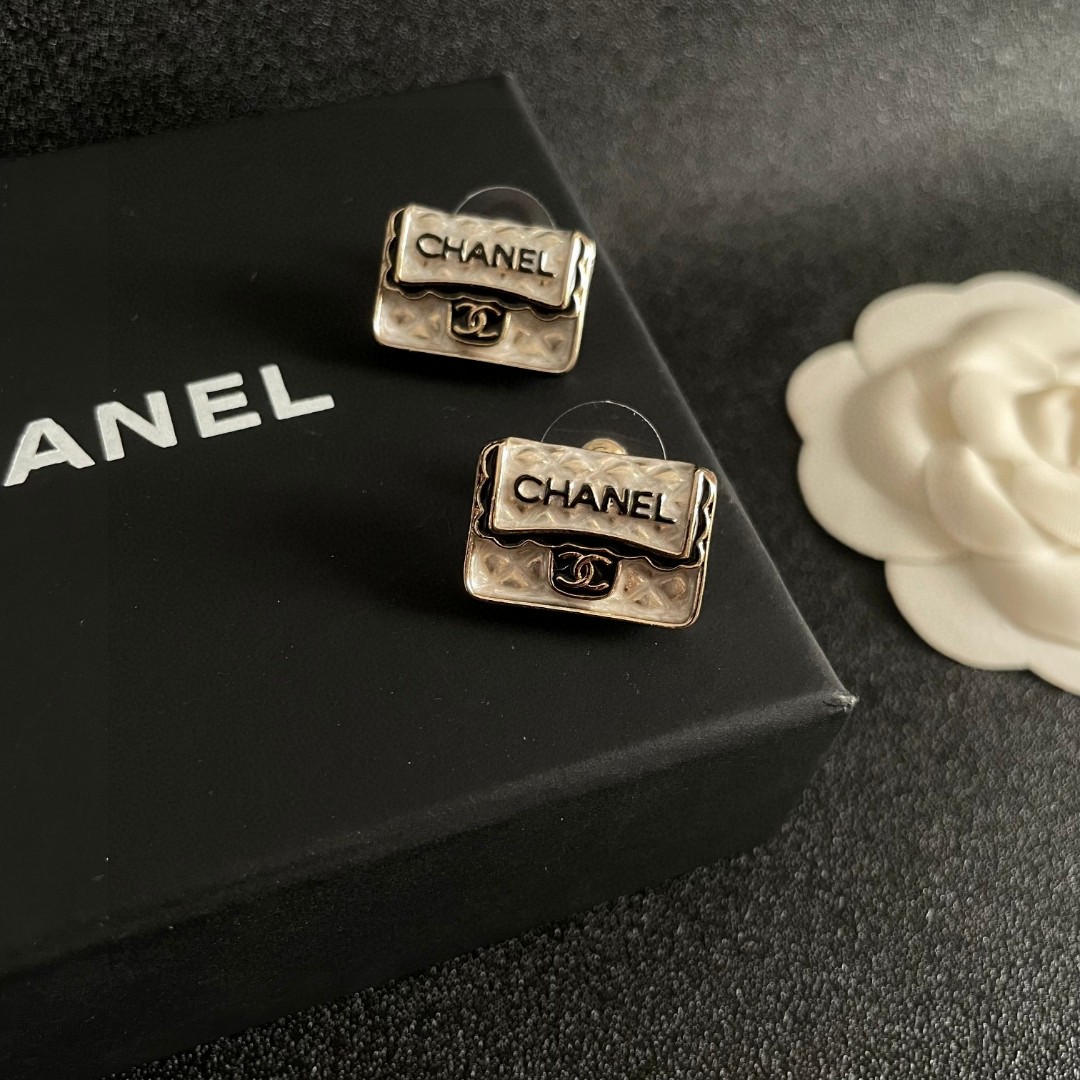 [TOP] CHANEL  Earrings- White