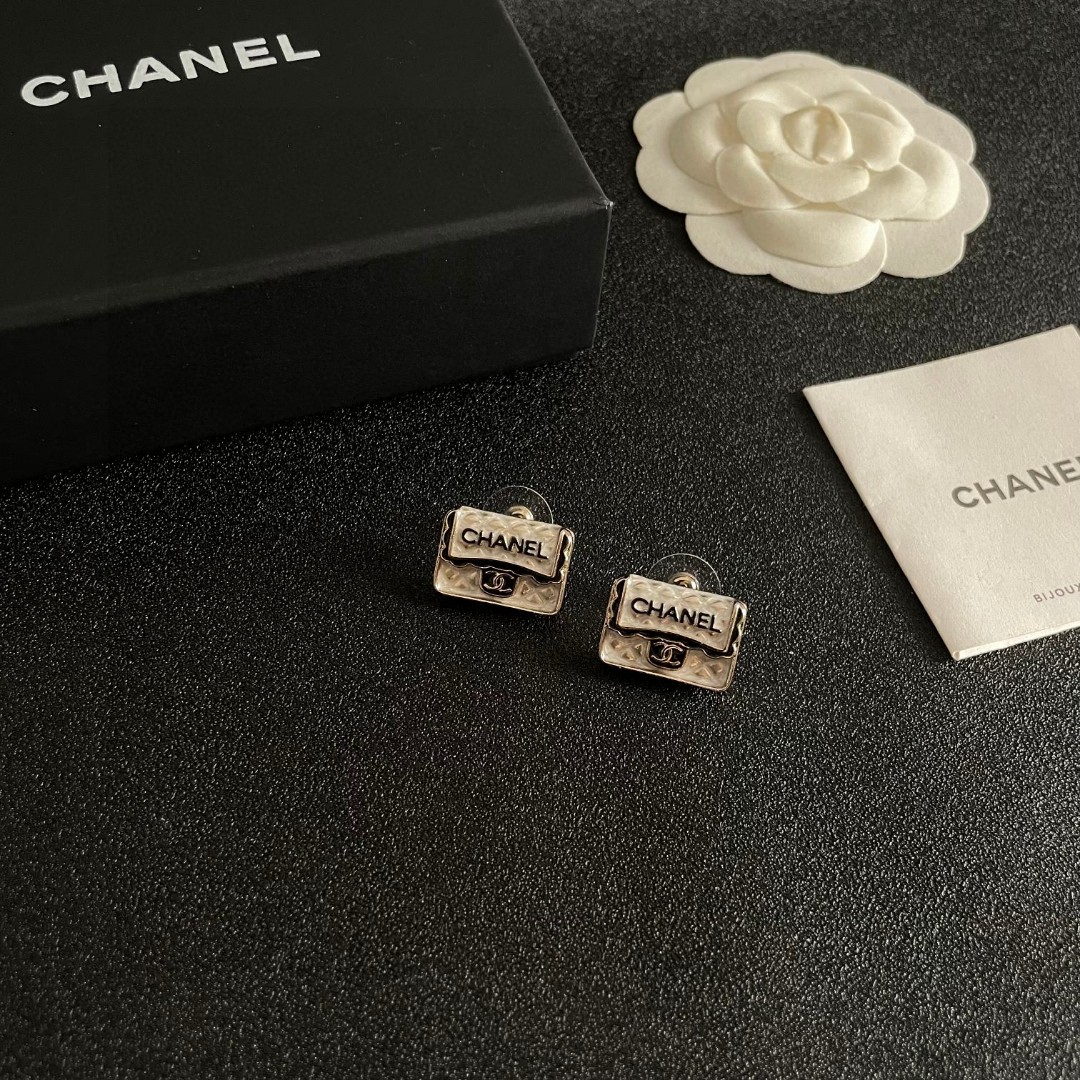 [TOP] CHANEL  Earrings- White